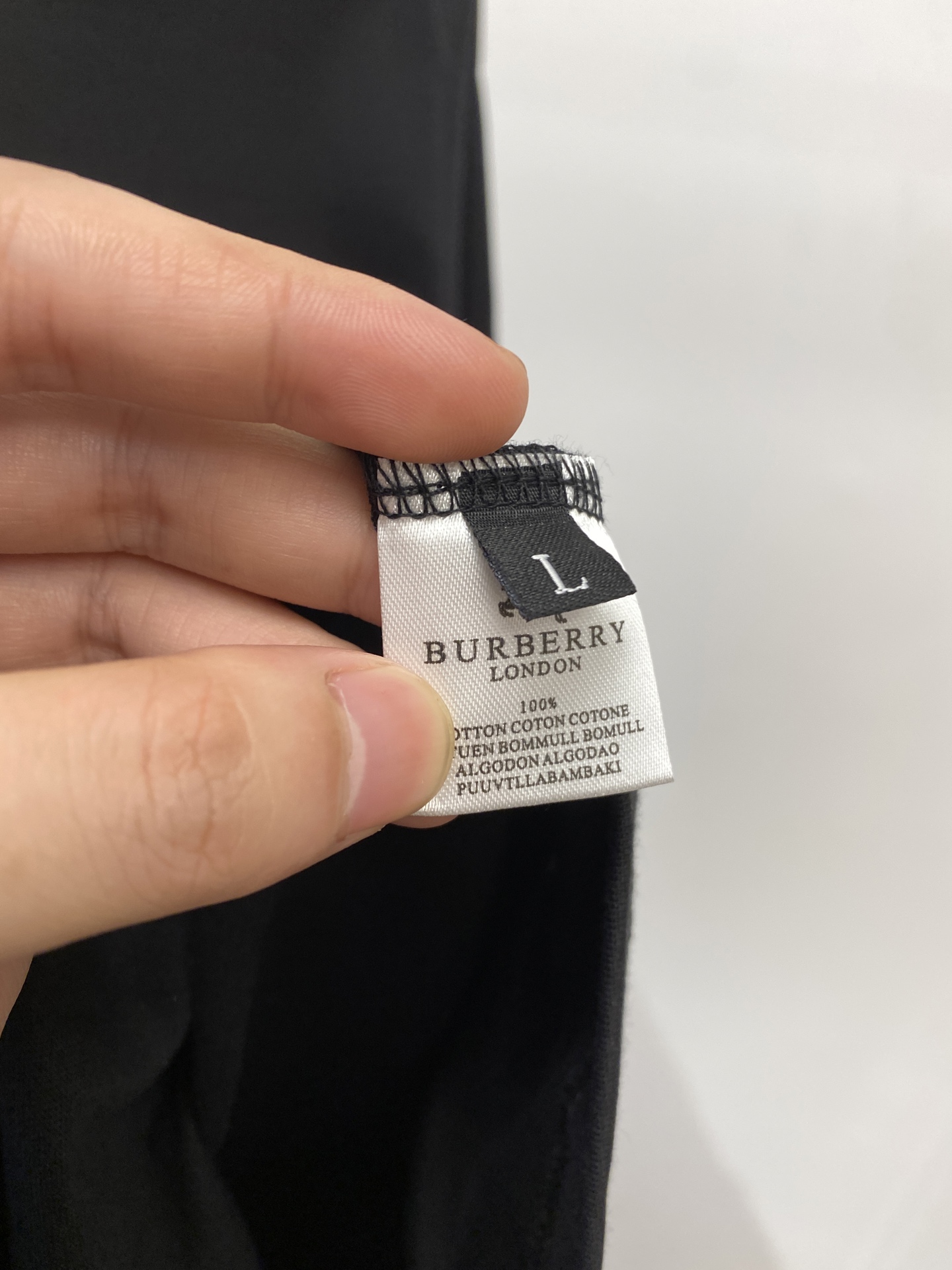巴宝莉、2025最新款长袖，帅气时尚，胸前精致刺绣图案logo，简约百搭款。面料棉 不仅挺括，保持潮流的