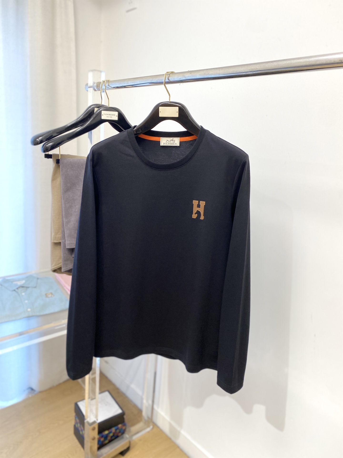 NO:531176,Hermes, the latest long-sleeved style in 2025, handsome and fashionable, exquisite embroidered decorative letter logo on the chest, simple and versatile style. The fabric cotton is not only crisp, maintains the trendy silhouette, but also comfortable to wear, and the yarn is more delicate, the number M-3XL, hermes, alexander wang19860909爱马仕、2025最新款长袖,帅气时尚,胸前精致刺绣装饰字母logo,简约百搭款.面料棉 不仅挺括,保持潮流的廓形,又穿着舒适,纱织更细腻,码数M-3XL,,hermes,alexander wang,Men's clothing