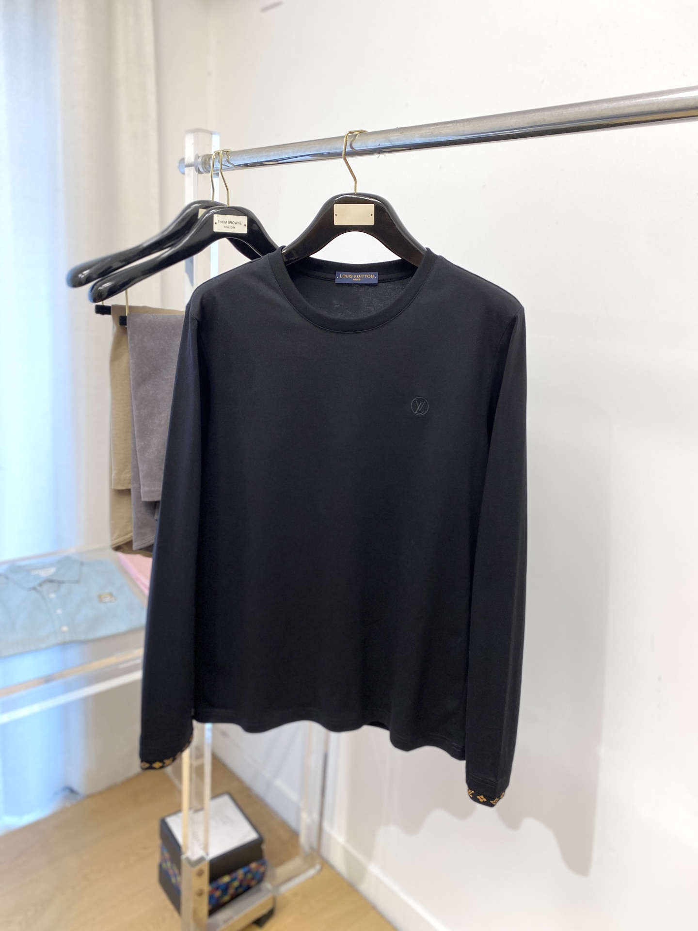 NO:531174,Louis Vuitton, the latest long-sleeved style in 2025, handsome and fashionable, exquisite embroidered letter logo on the chest, simple and versatile style. The fabric cotton is not only crisp, maintains the trendy silhouette, and is comfortable to wear, and the yarn is more delicate, the number M-3XL,, louis vuitton, alexander wang19860909路易威登、2025最新款长袖,帅气时尚,胸前精致刺绣字母logo,简约百搭款.面料棉 不仅挺括,保持潮流的廓形,又穿着舒适,纱织更细腻,码数M-3XL,,louis vuitton,alexander wang,Men's clothing