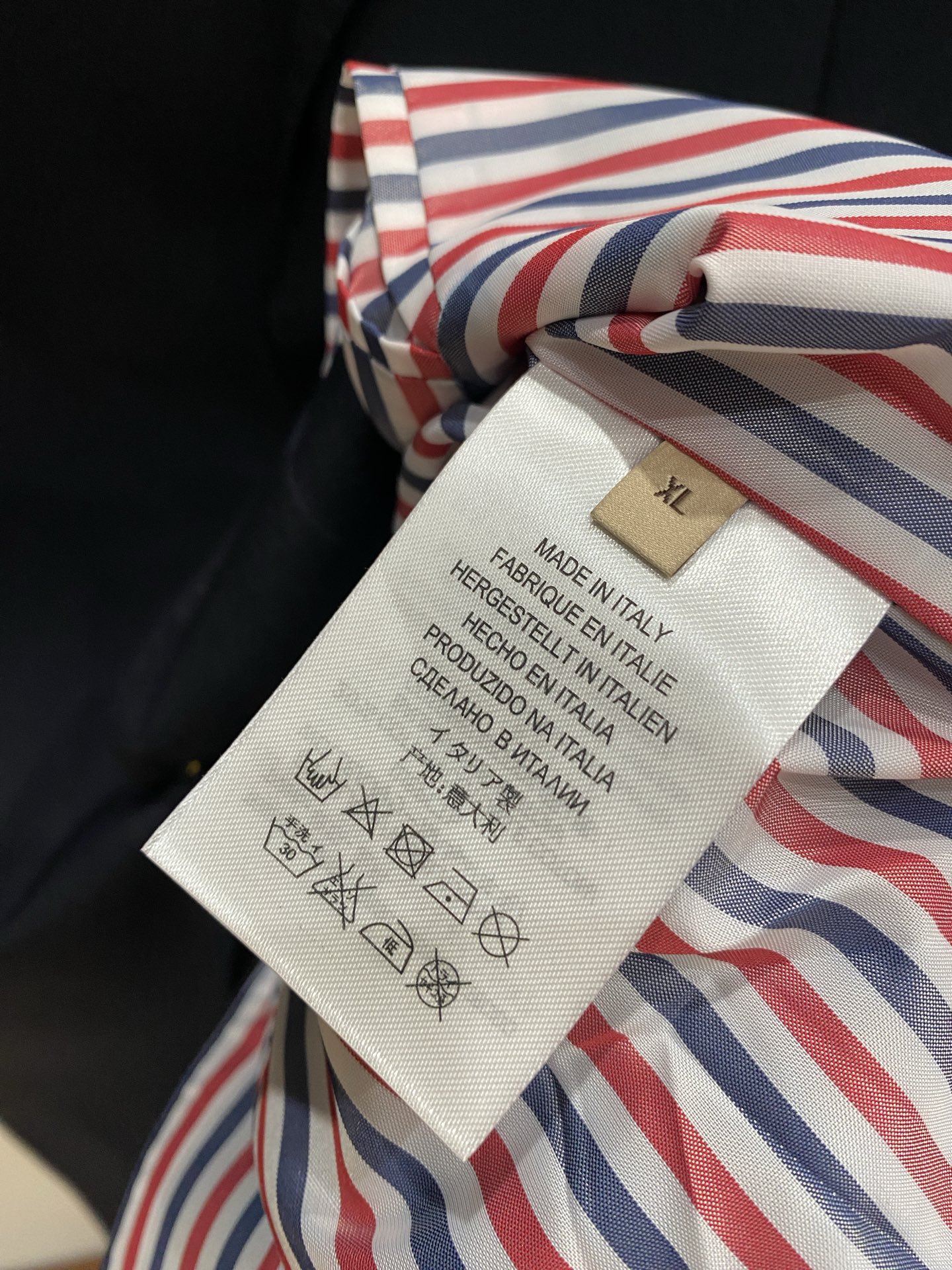 TB、2025新品西装外套，时尚帅气，简约百搭款，定制原版面料，不仅挺括，保持潮流的廓形，又穿着舒适，纱