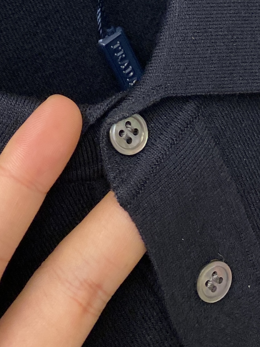 ￼ 普拉达、2025最新款针织短袖T恤，帅气时尚，胸前精致刺绣图案logo，简约百搭款。面料棉 不仅挺括