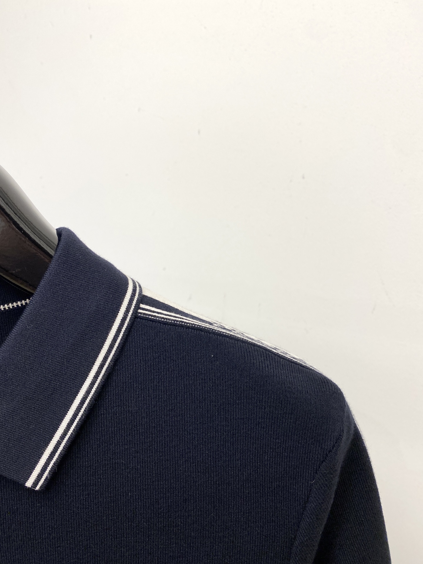 ￼ 普拉达、2025最新款针织短袖T恤，帅气时尚，胸前精致刺绣图案logo，简约百搭款。面料棉 不仅挺括