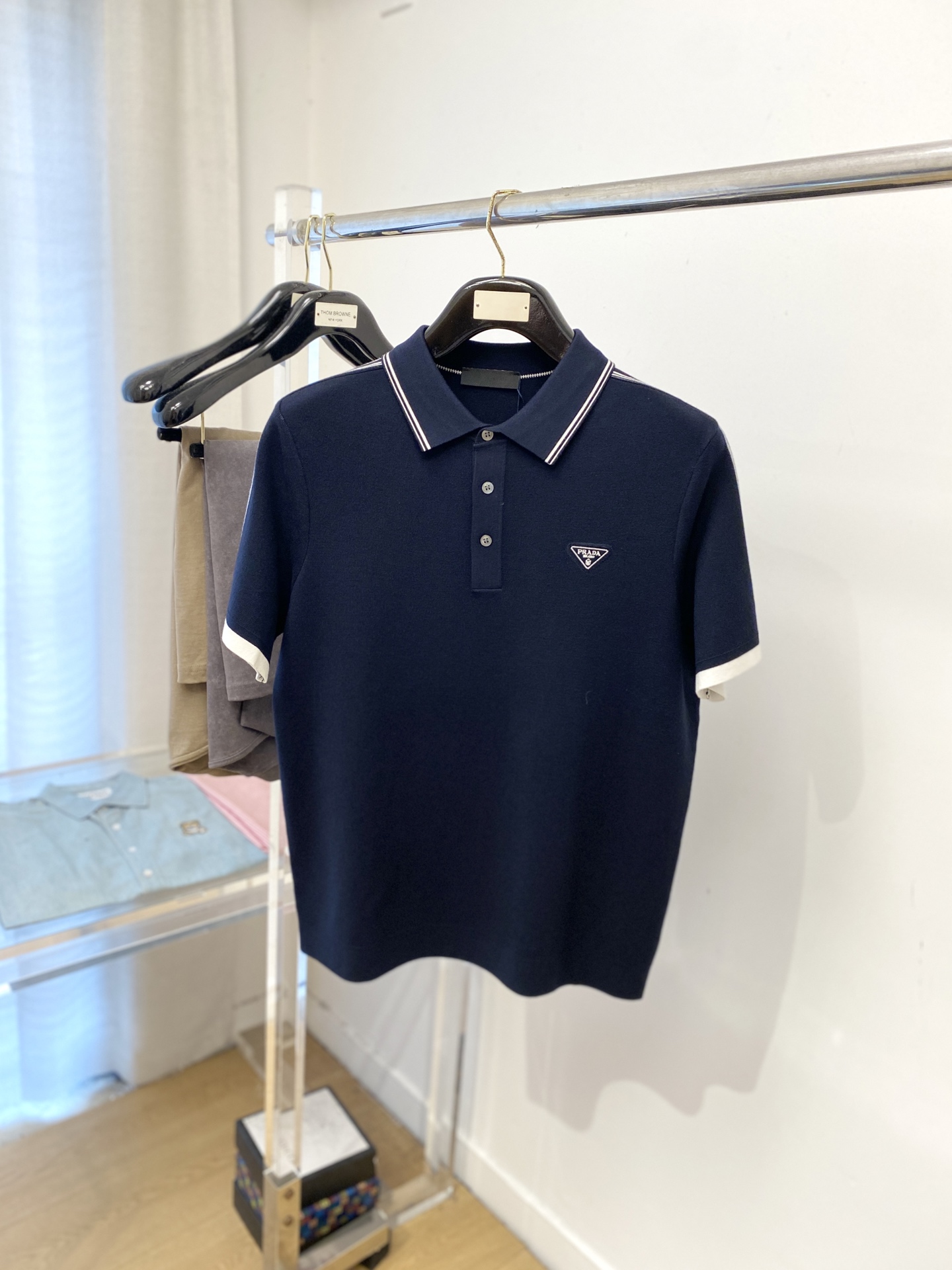 NO:563614,Prada, the latest 2025 knitted short-sleeved T-shirt, handsome and fashionable, with exquisite embroidered logo on the chest, simple and versatile. The fabric cotton is not only crisp and maintains the trendy silhouette, but also comfortable to wear, and the yarn is more delicate. Size M-3XL,, prada, T-shirt, tees, t-shirt, alexander wang19860909普拉达、2025最新款针织短袖T恤,帅气时尚,胸前精致刺绣图案logo,简约百搭款.面料棉 不仅挺括,保持潮流的廓形,又穿着舒适,纱织更细腻,码数M-3XL,,prada,T-shirt,tees，t-shirt,alexander wang,Men's clothing