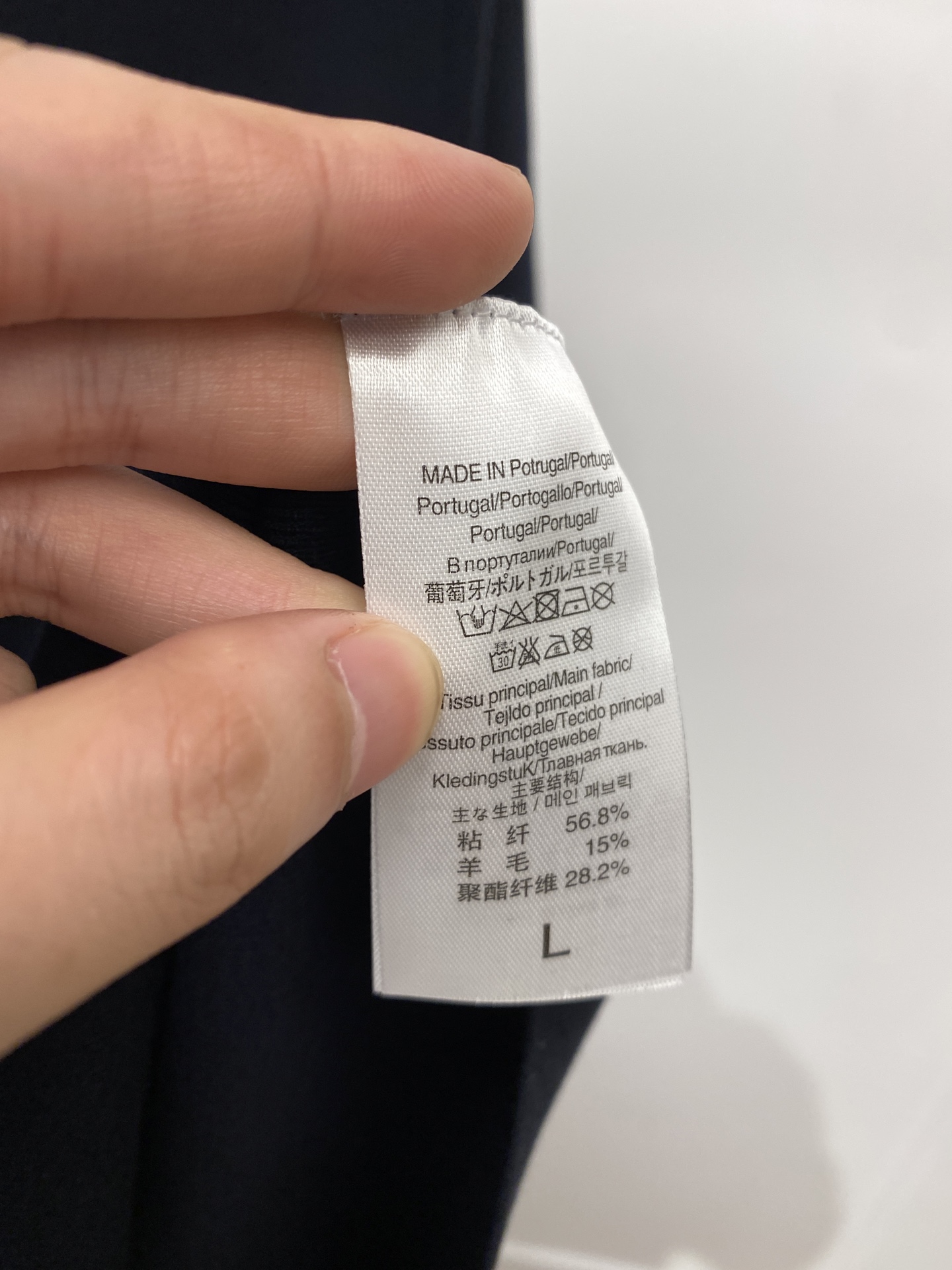 ￼ 普拉达、2025最新款针织短袖T恤，帅气时尚，胸前精致刺绣图案logo，简约百搭款。面料棉 不仅挺括