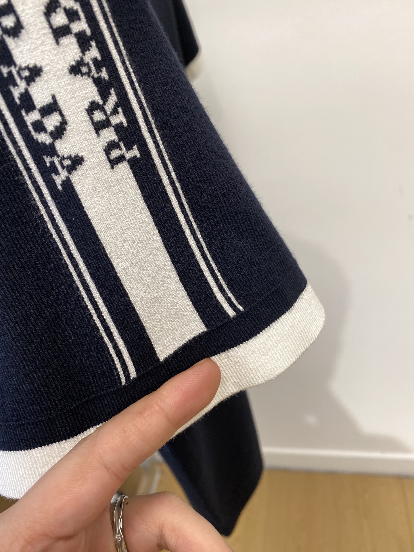 ￼ 普拉达、2025最新款针织短袖T恤，帅气时尚，胸前精致刺绣图案logo，简约百搭款。面料棉 不仅挺括