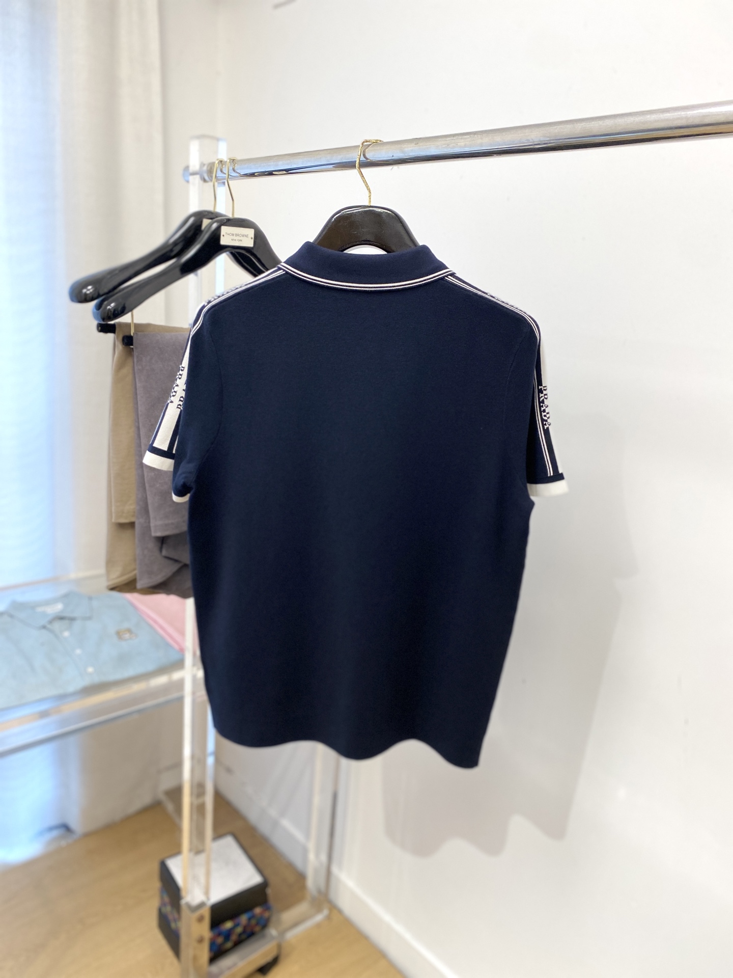 ￼ 普拉达、2025最新款针织短袖T恤，帅气时尚，胸前精致刺绣图案logo，简约百搭款。面料棉 不仅挺括