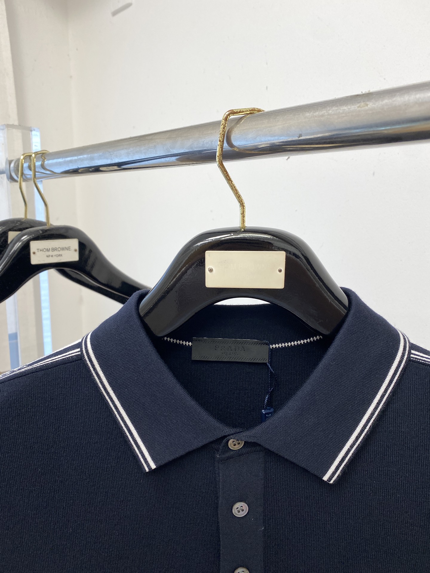 ￼ 普拉达、2025最新款针织短袖T恤，帅气时尚，胸前精致刺绣图案logo，简约百搭款。面料棉 不仅挺括