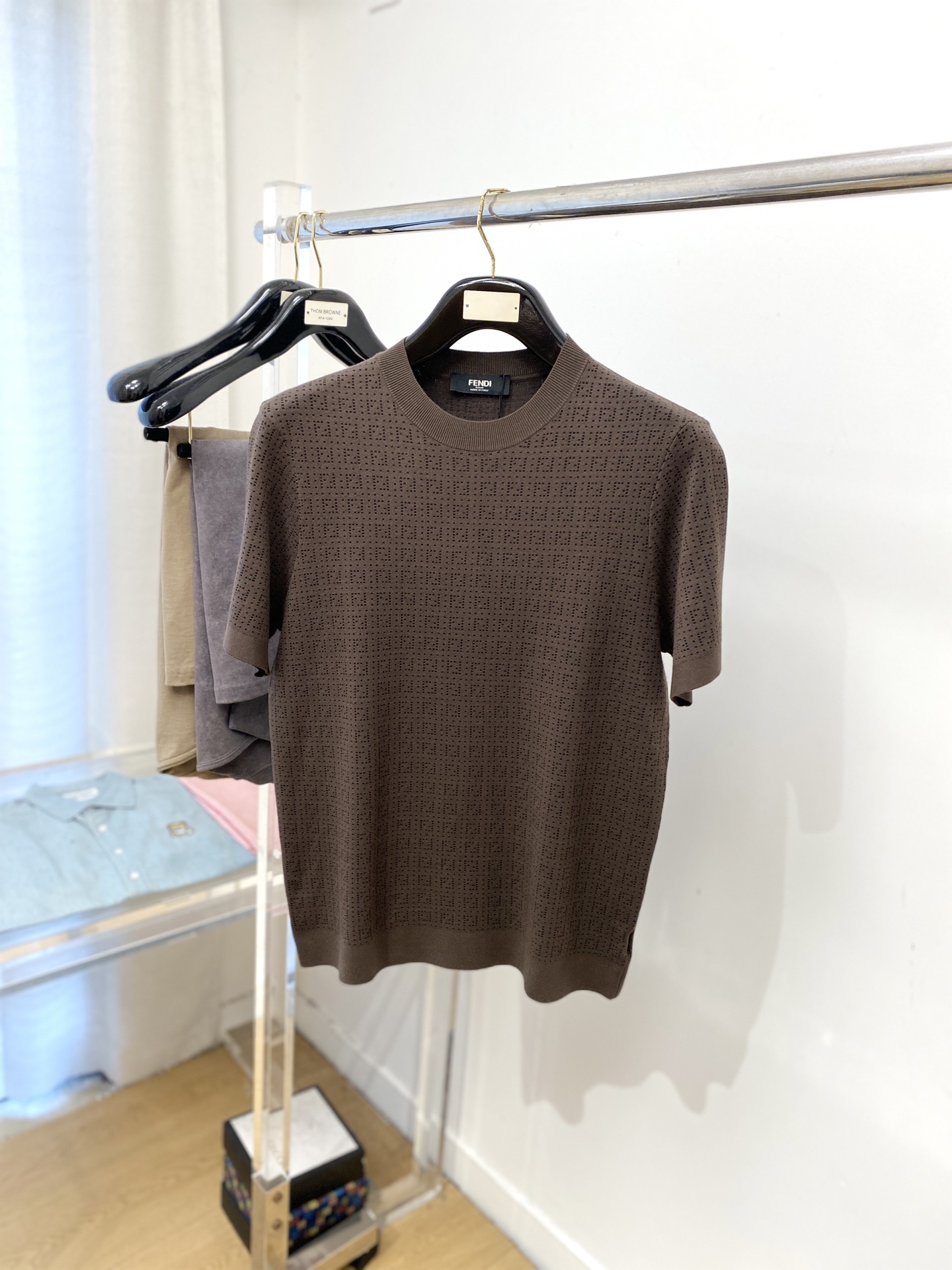 NO:563574,Fendi, the latest 2025 knitted short-sleeved T-shirt, handsome and fashionable, top digital positioning custom-woven letter logo, simple and versatile. The fabric cotton is not only crisp and maintains the trendy silhouette, but also comfortable to wear, and the yarn is more delicate. Size M-3XL,,fendi,T-shirt,tees,t-shirt,alexander wang19860909芬迪、2025最新款针织短袖T恤,帅气时尚,顶级数码定位定织字母logo,简约百搭款.面料棉 不仅挺括,保持潮流的廓形,又穿着舒适,纱织更细腻,码数M-3XL,,fendi,T-shirt,tees，t-shirt,alexander wang,Men's clothing