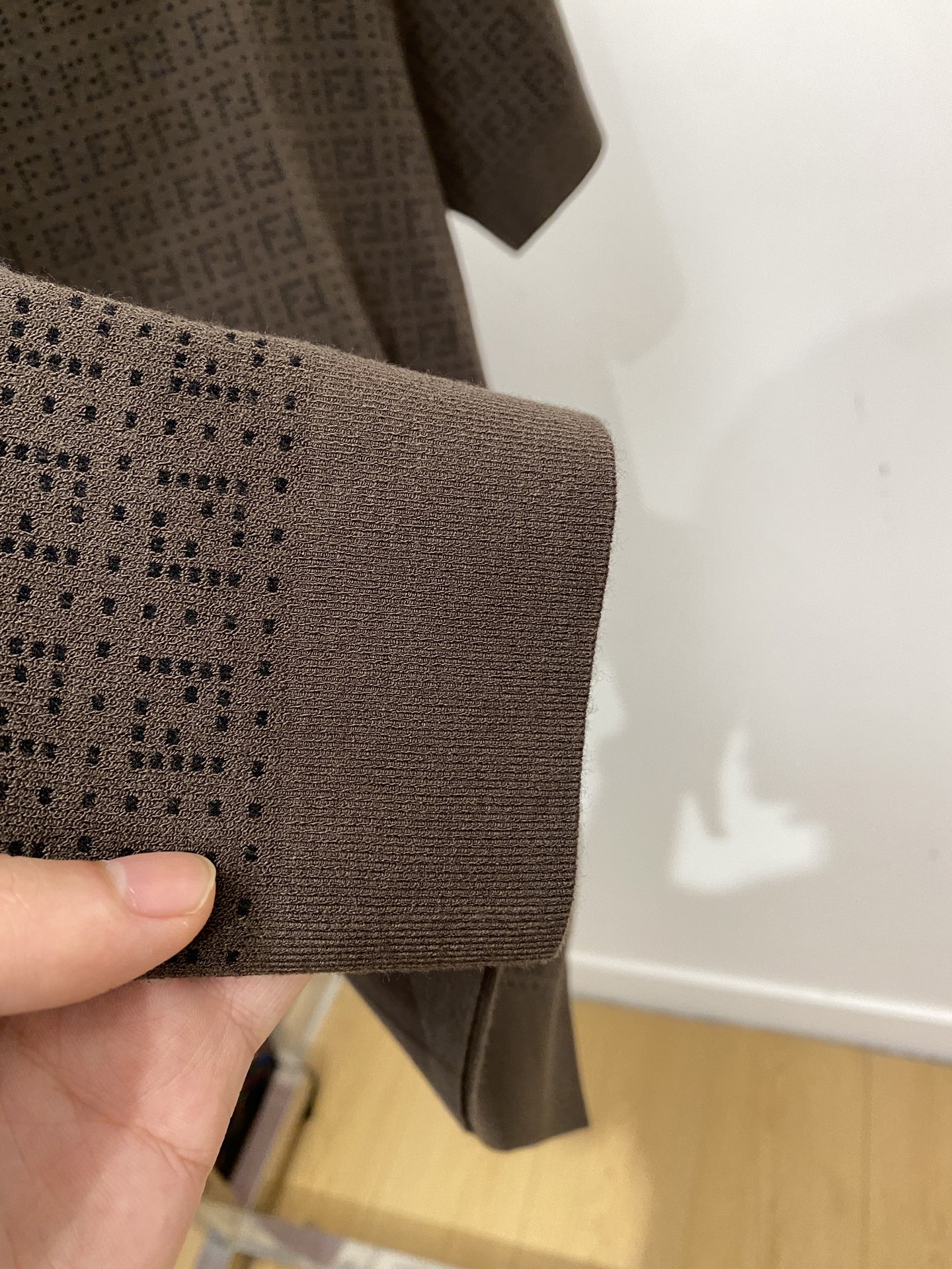 芬迪、2025最新款针织短袖T恤，帅气时尚，顶级数码定位定织字母logo，简约百搭款。面料棉 不仅挺括，