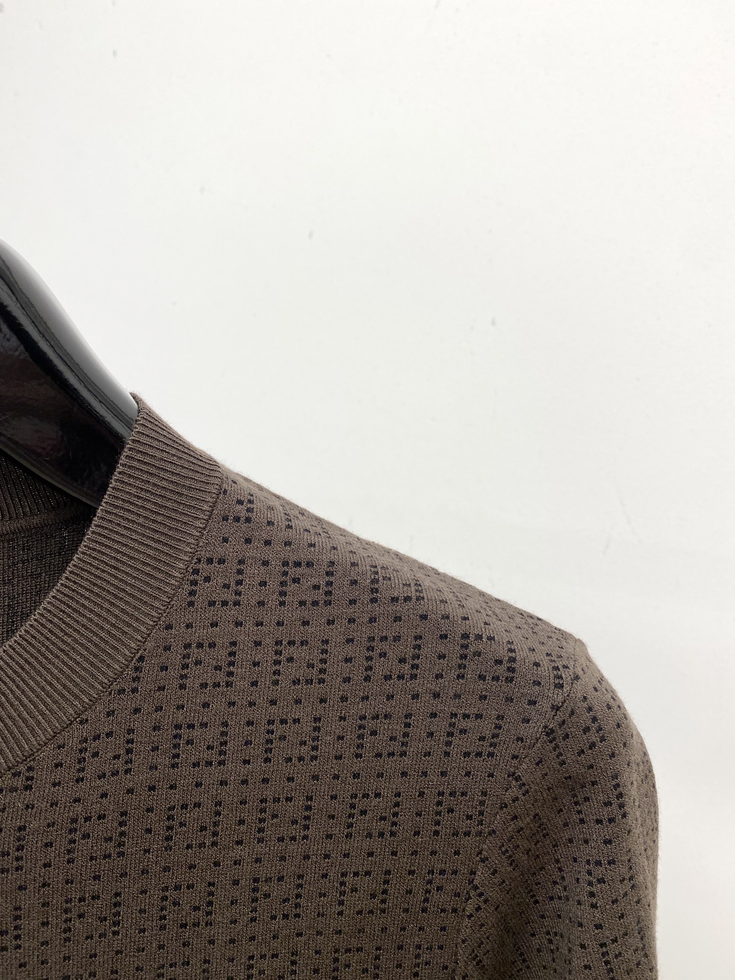 芬迪、2025最新款针织短袖T恤，帅气时尚，顶级数码定位定织字母logo，简约百搭款。面料棉 不仅挺括，