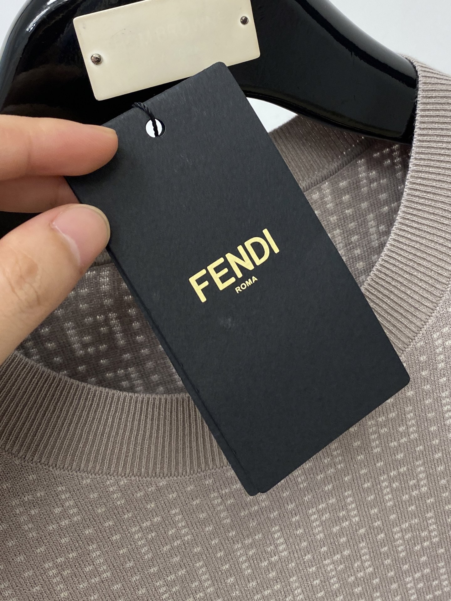 芬迪、2025最新款针织短袖T恤，帅气时尚，顶级数码定位定织字母logo，简约百搭款。面料棉 不仅挺括，