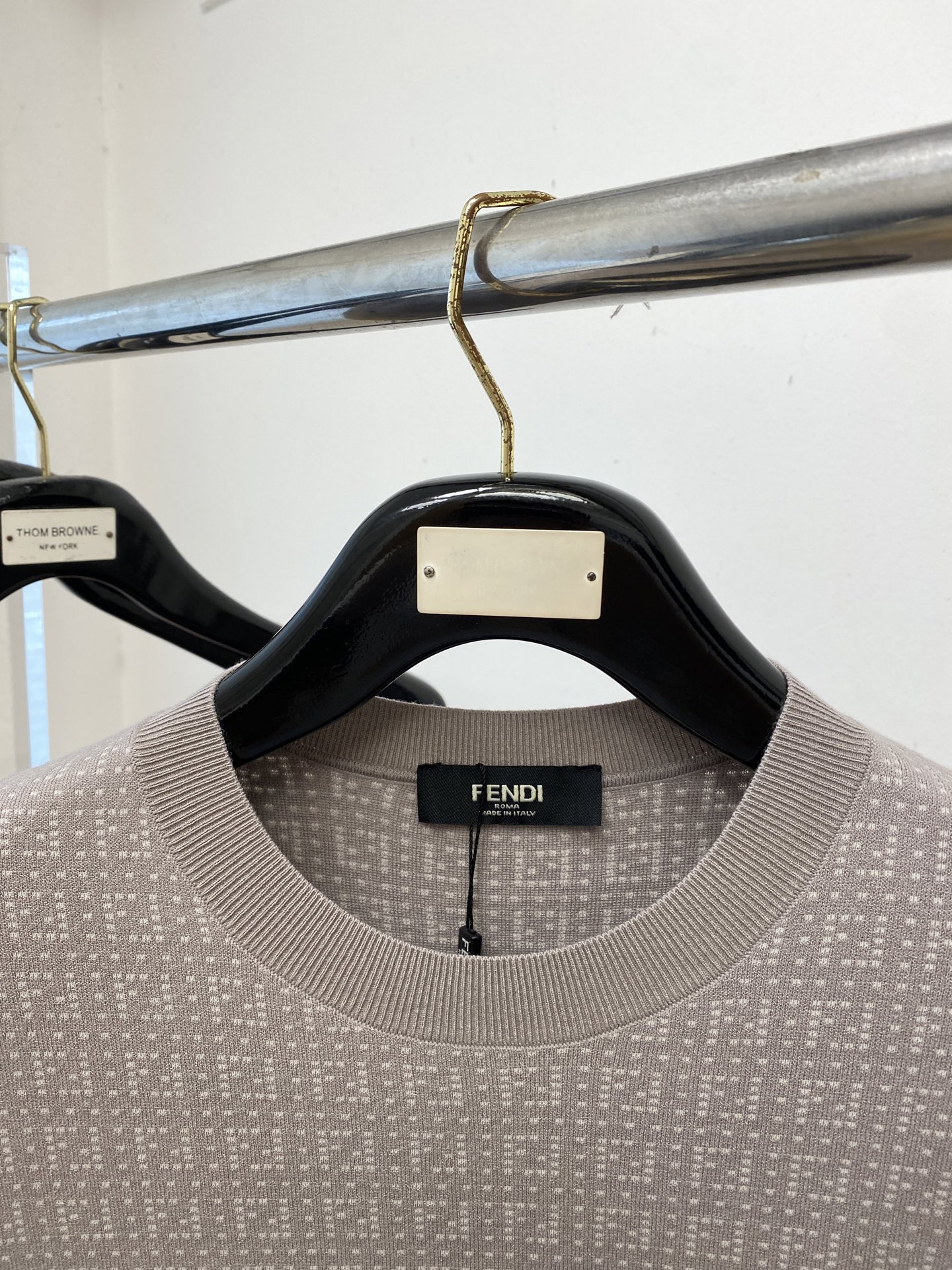 芬迪、2025最新款针织短袖T恤，帅气时尚，顶级数码定位定织字母logo，简约百搭款。面料棉 不仅挺括，