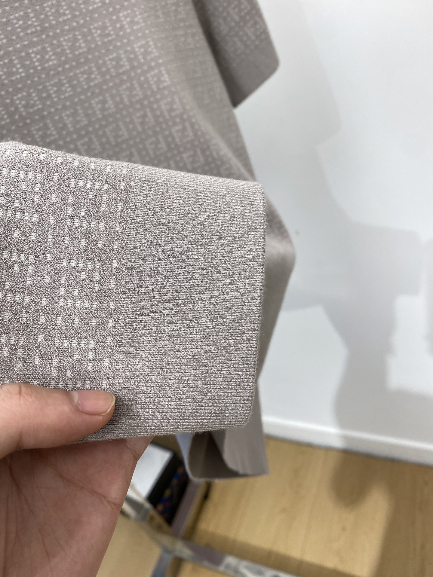 芬迪、2025最新款针织短袖T恤，帅气时尚，顶级数码定位定织字母logo，简约百搭款。面料棉 不仅挺括，