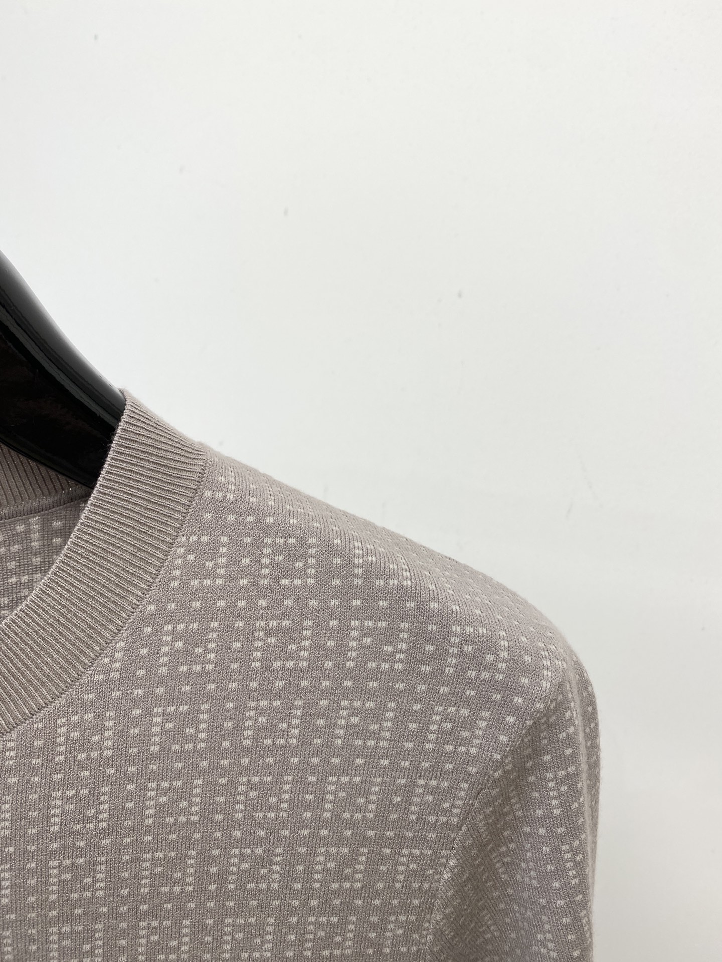 芬迪、2025最新款针织短袖T恤，帅气时尚，顶级数码定位定织字母logo，简约百搭款。面料棉 不仅挺括，