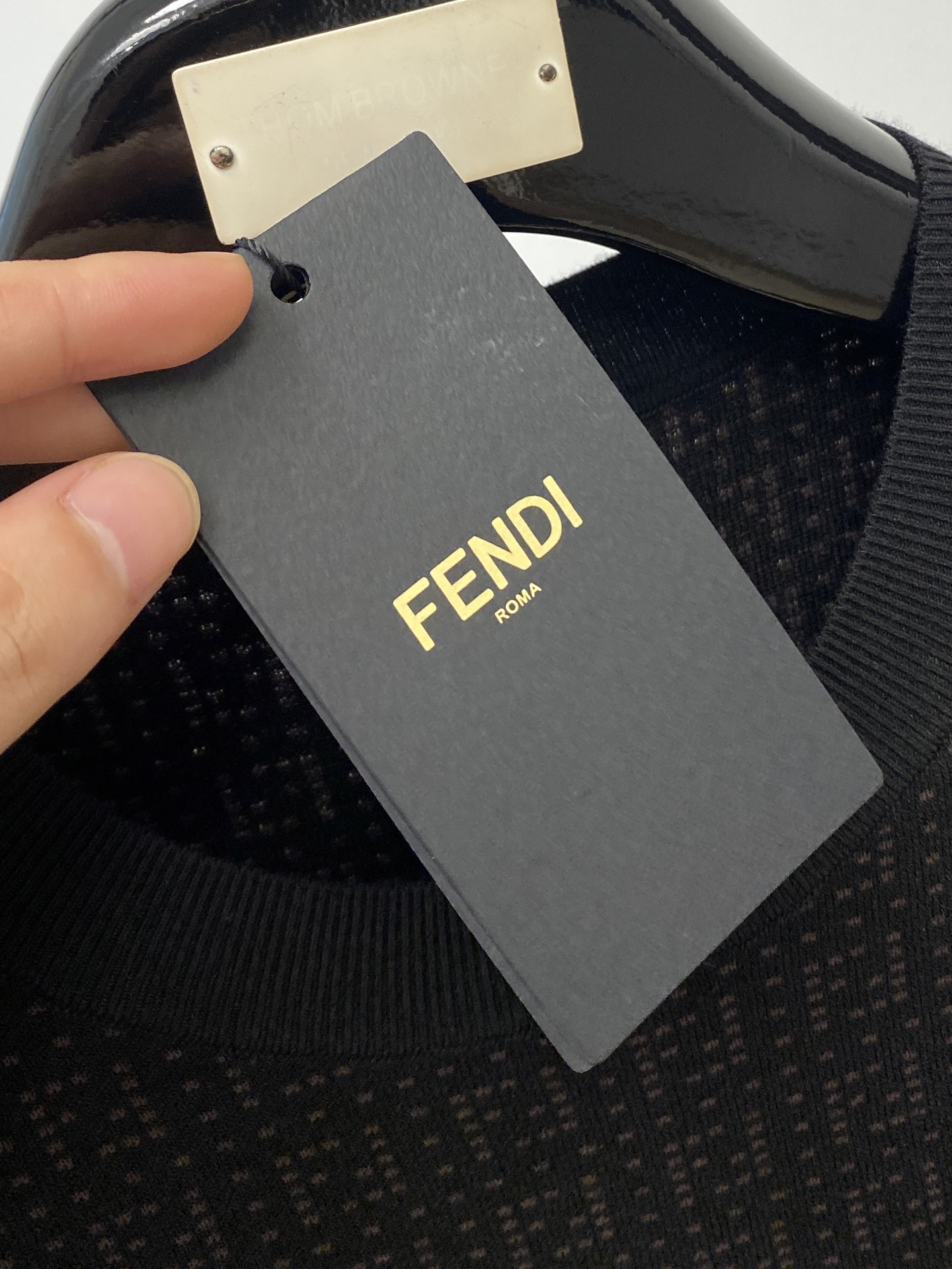 芬迪、2025最新款针织短袖T恤，帅气时尚，顶级数码定位定织字母logo，简约百搭款。面料棉 不仅挺括，