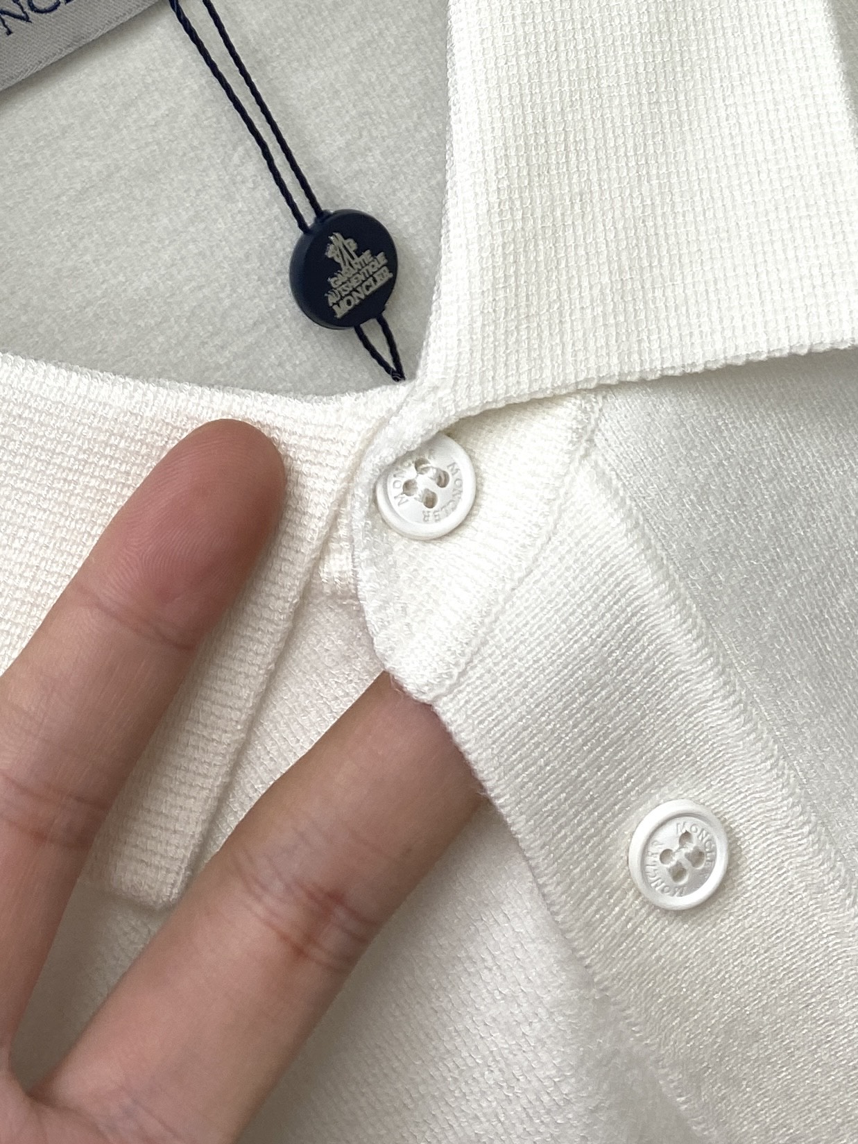 蒙口、2025最新款针织短袖T恤，帅气时尚，胸前刺绣装饰图案logo，简约百搭款。面料棉 不仅挺括，保持