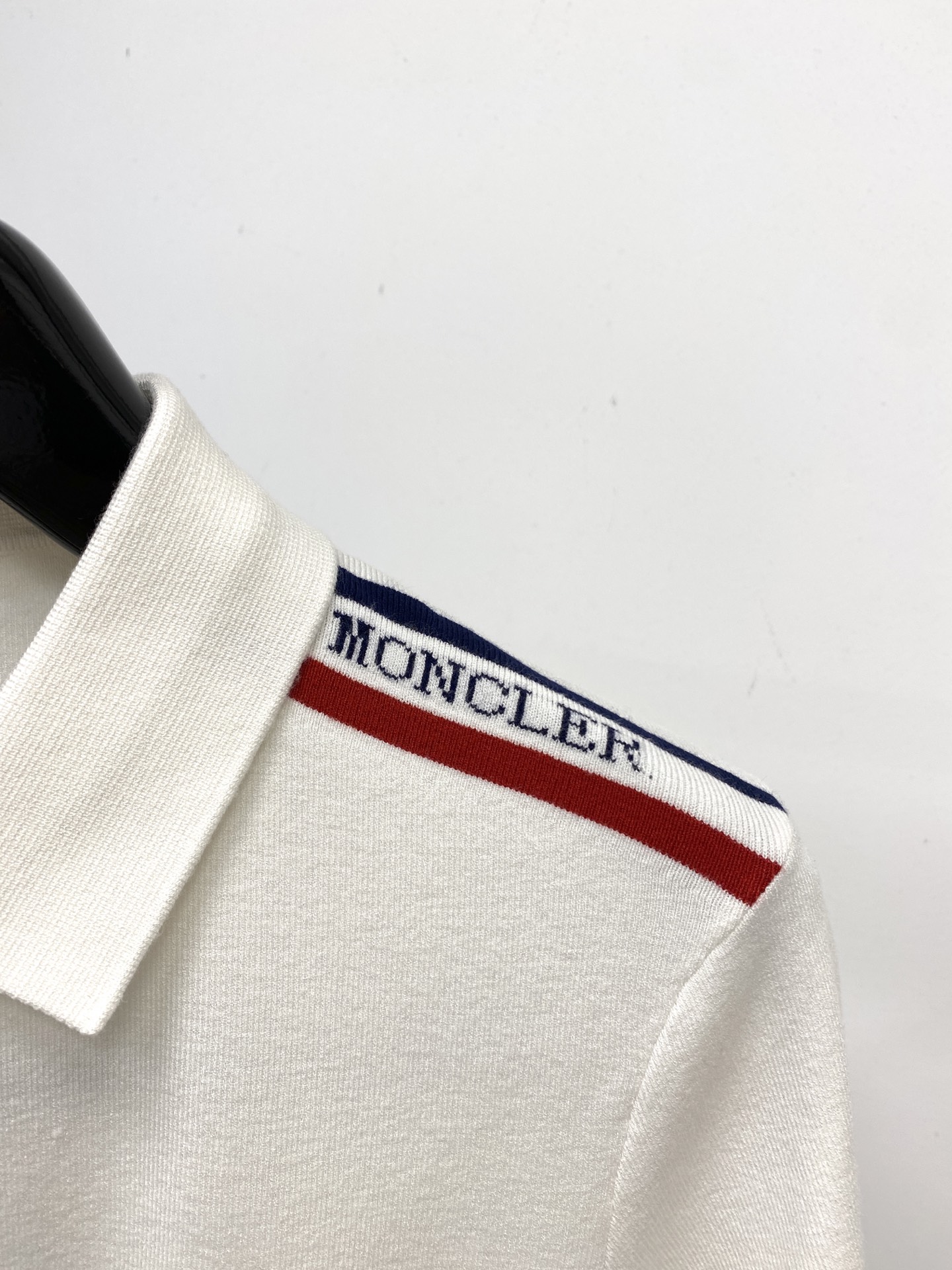 蒙口、2025最新款针织短袖T恤，帅气时尚，胸前刺绣装饰图案logo，简约百搭款。面料棉 不仅挺括，保持