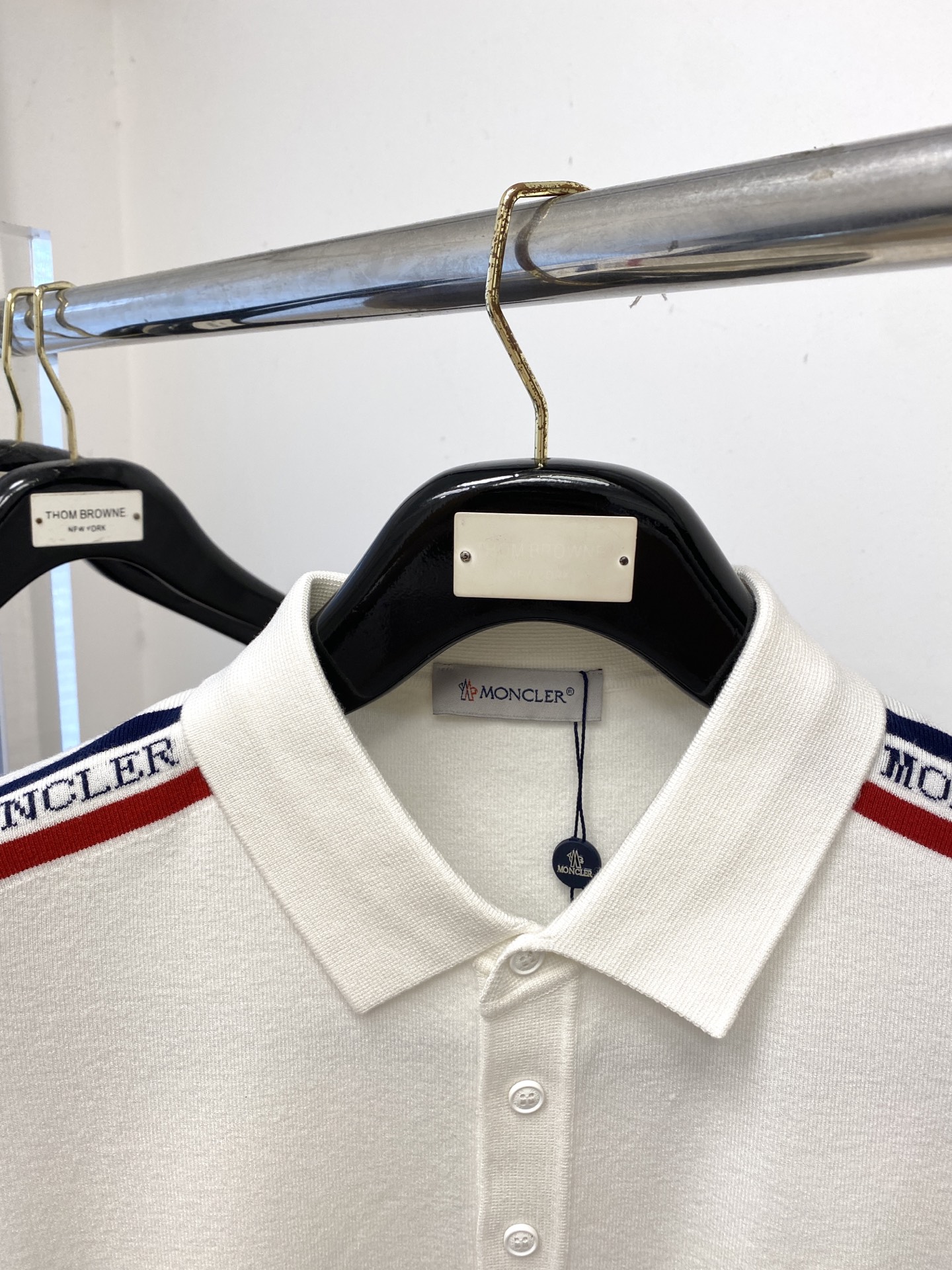 蒙口、2025最新款针织短袖T恤，帅气时尚，胸前刺绣装饰图案logo，简约百搭款。面料棉 不仅挺括，保持