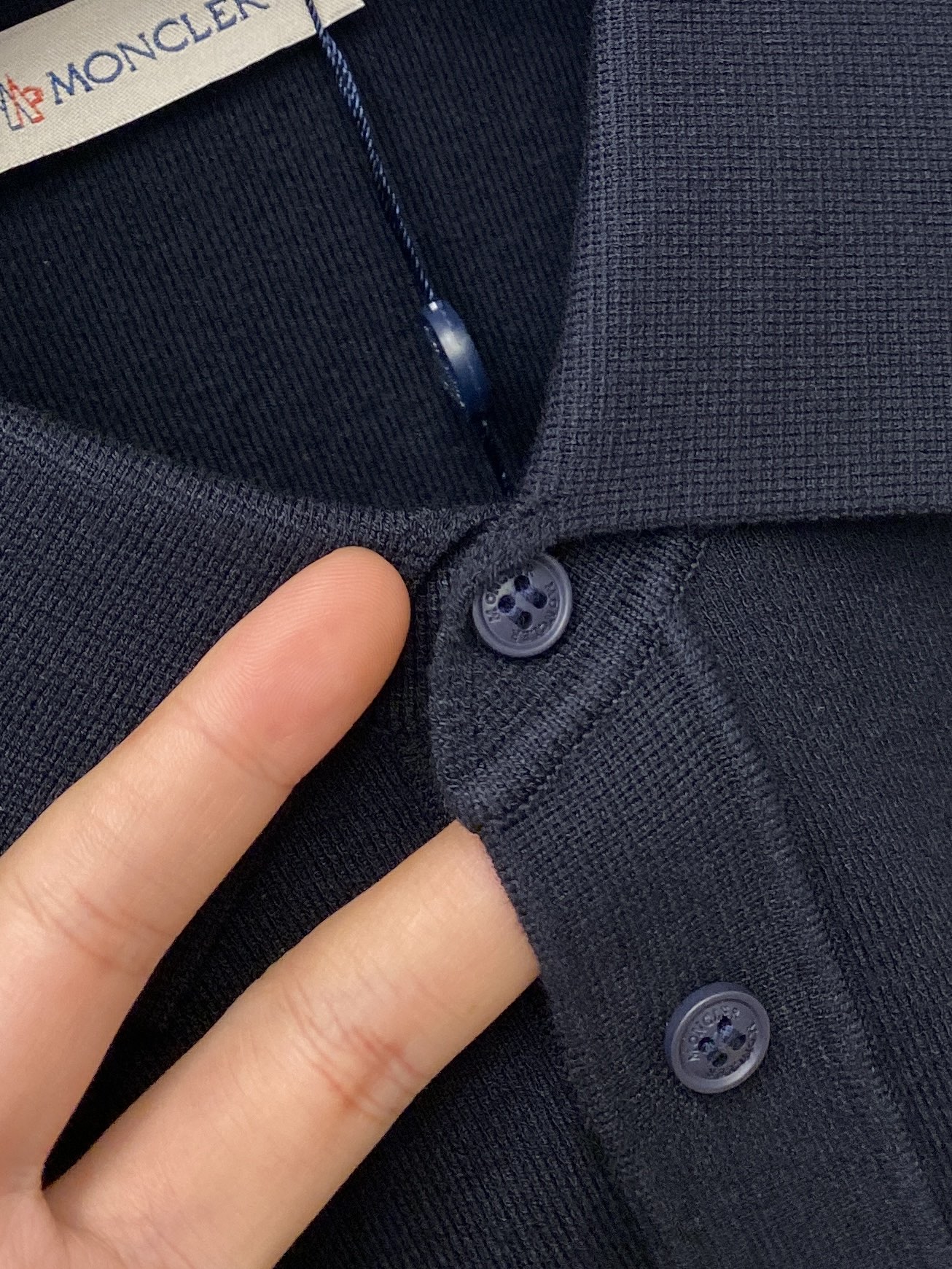 蒙口、2025最新款针织短袖T恤，帅气时尚，胸前刺绣装饰图案logo，简约百搭款。面料棉 不仅挺括，保持