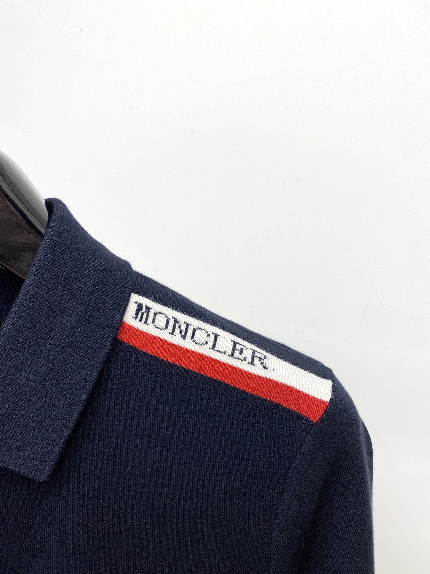 蒙口、2025最新款针织短袖T恤，帅气时尚，胸前刺绣装饰图案logo，简约百搭款。面料棉 不仅挺括，保持