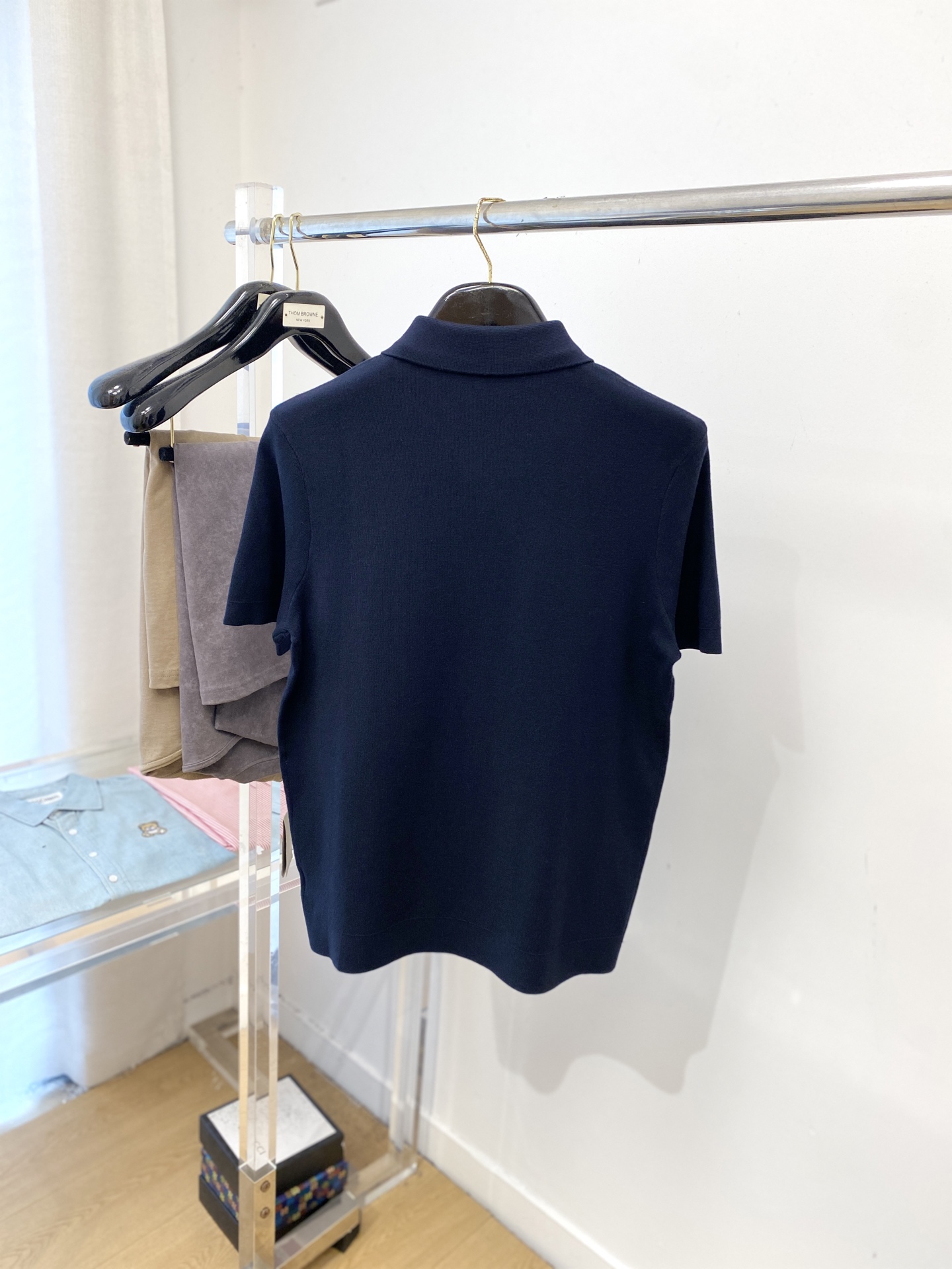 蒙口、2025最新款针织短袖T恤，帅气时尚，胸前刺绣装饰图案logo，简约百搭款。面料棉 不仅挺括，保持