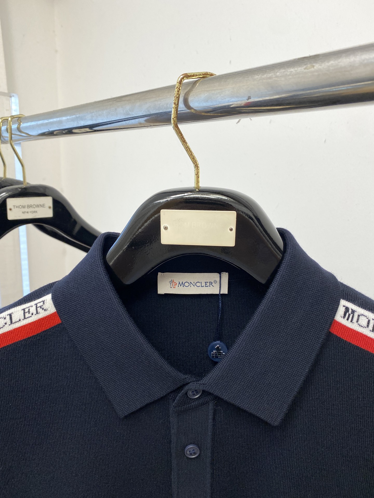 蒙口、2025最新款针织短袖T恤，帅气时尚，胸前刺绣装饰图案logo，简约百搭款。面料棉 不仅挺括，保持