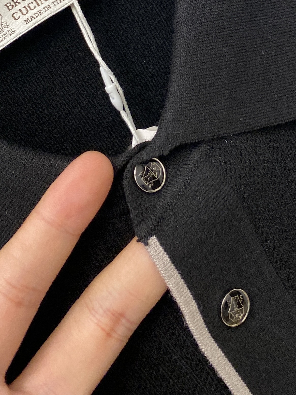 Brunello Cucinelli、2025最新款针织短袖T恤，帅气时尚，胸前精致刺绣图案logo，简