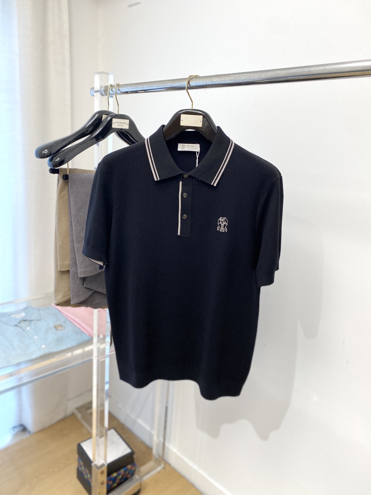 NO:563598,Brunello Cucinelli, the latest 2025 knitted short-sleeved T-shirt, handsome and fashionable, with exquisite embroidered logo on the chest, simple and versatile. The fabric cotton is not only crisp and maintains the trendy silhouette, but also comfortable to wear, and the yarn is more delicate. Size M-3XL,, brunello cucinelli, T-shirt, tees, t-shirt, alexander wang19860909Brunello Cucinelli、2025最新款针织短袖T恤,帅气时尚,胸前精致刺绣图案logo,简约百搭款.面料棉 不仅挺括,保持潮流的廓形,又穿着舒适,纱织更细腻,码数M-3XL,,brunello cucinelli,T-shirt,tees，t-shirt,alexander wang,Men's clothing