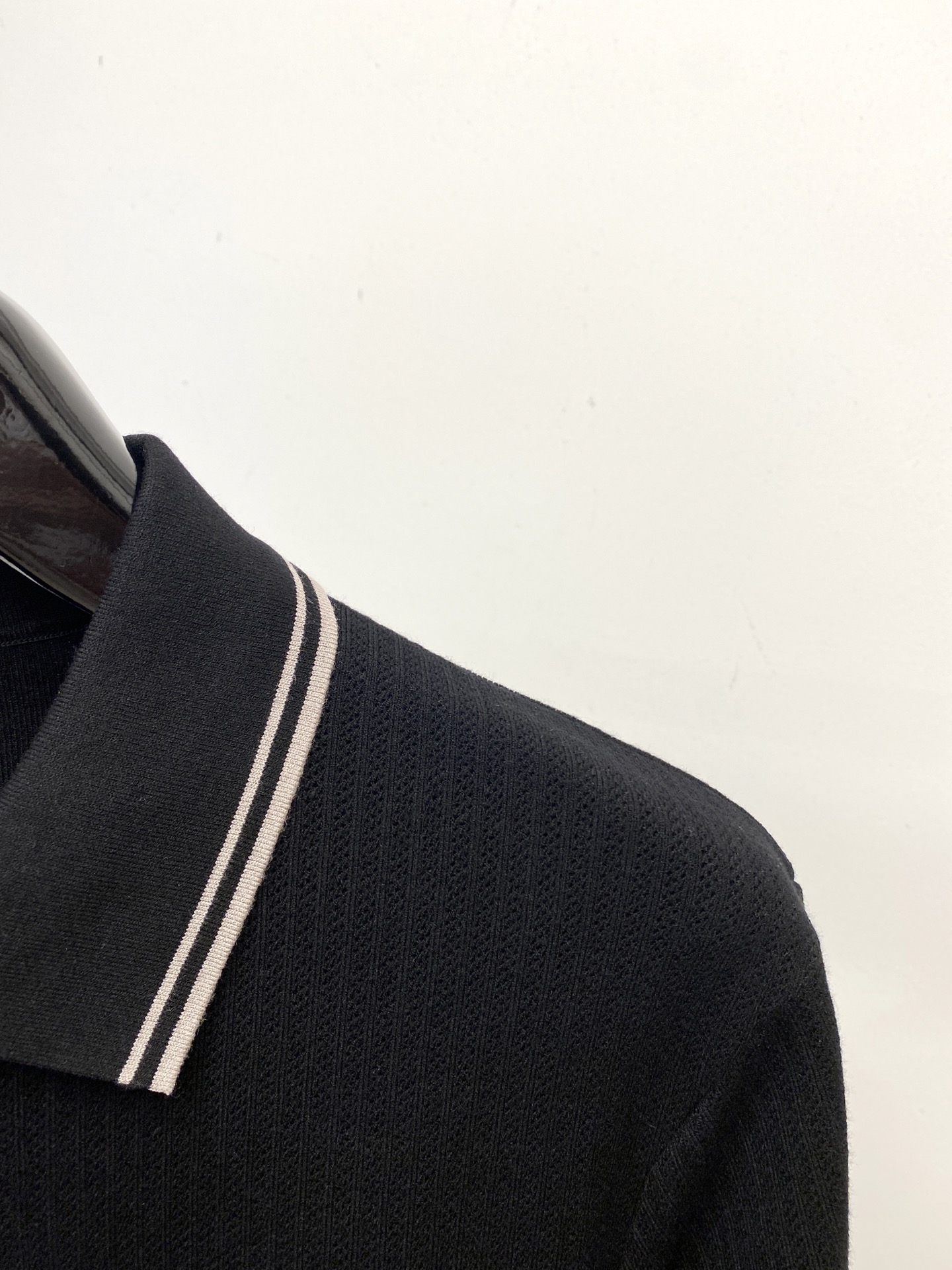 Brunello Cucinelli、2025最新款针织短袖T恤，帅气时尚，胸前精致刺绣图案logo，简