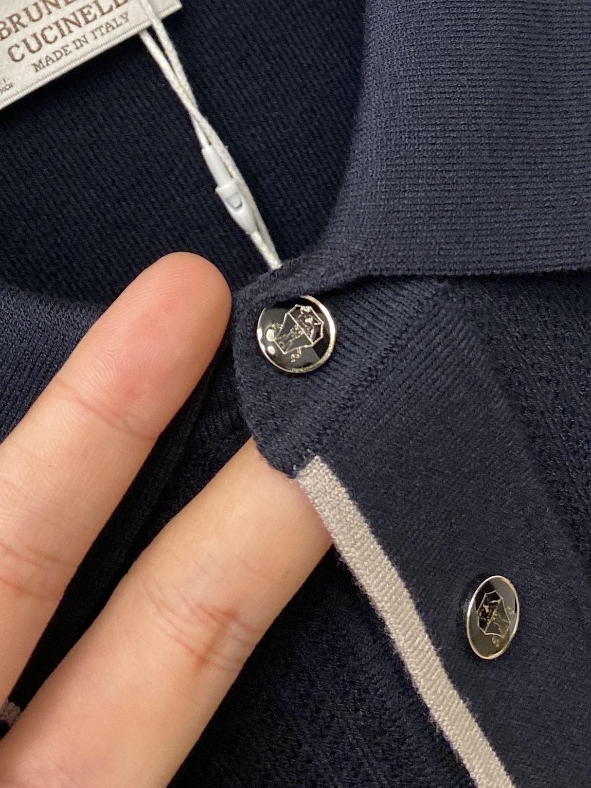 Brunello Cucinelli、2025最新款针织短袖T恤，帅气时尚，胸前精致刺绣图案logo，简