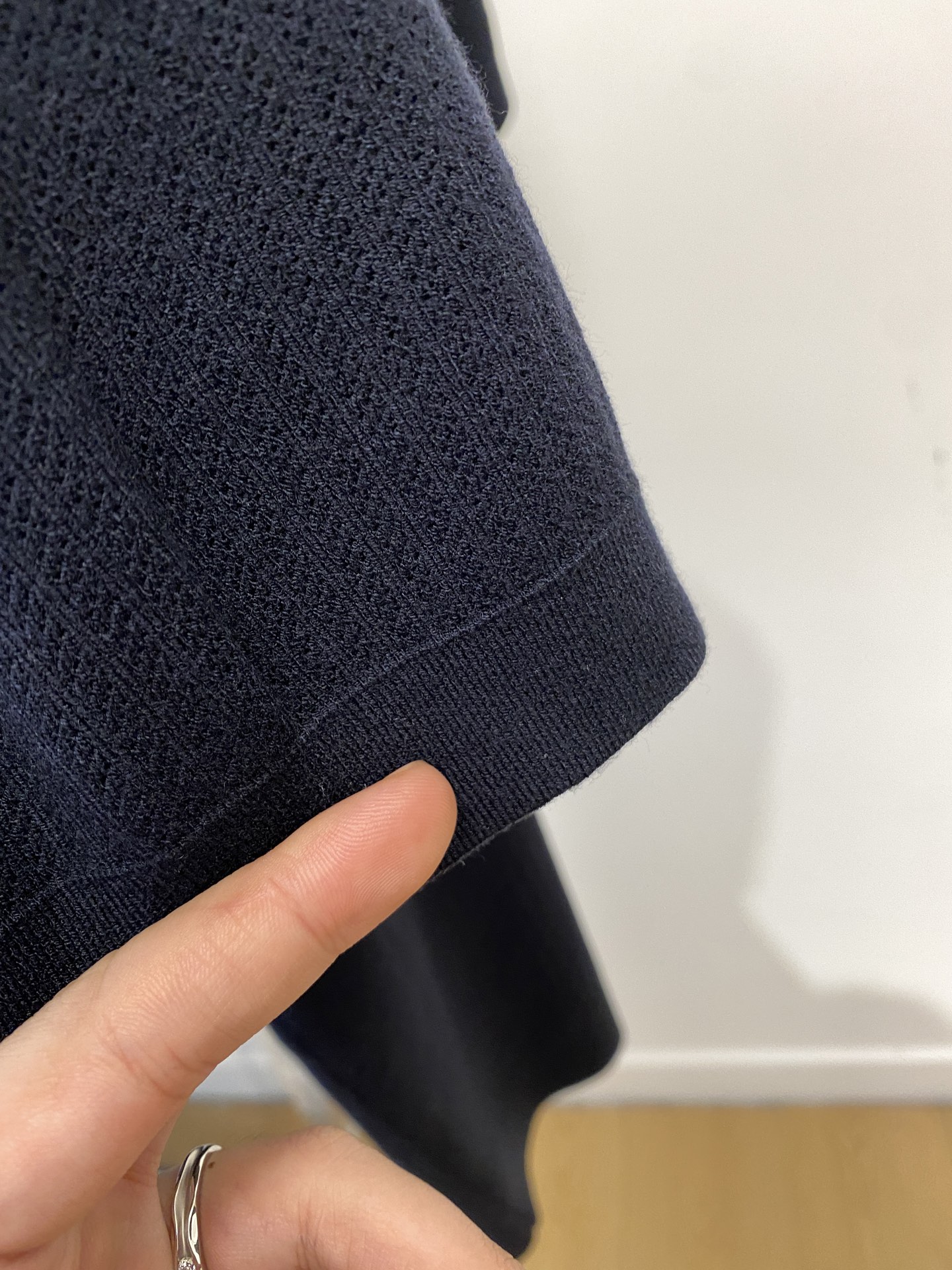 Brunello Cucinelli、2025最新款针织短袖T恤，帅气时尚，胸前精致刺绣图案logo，简