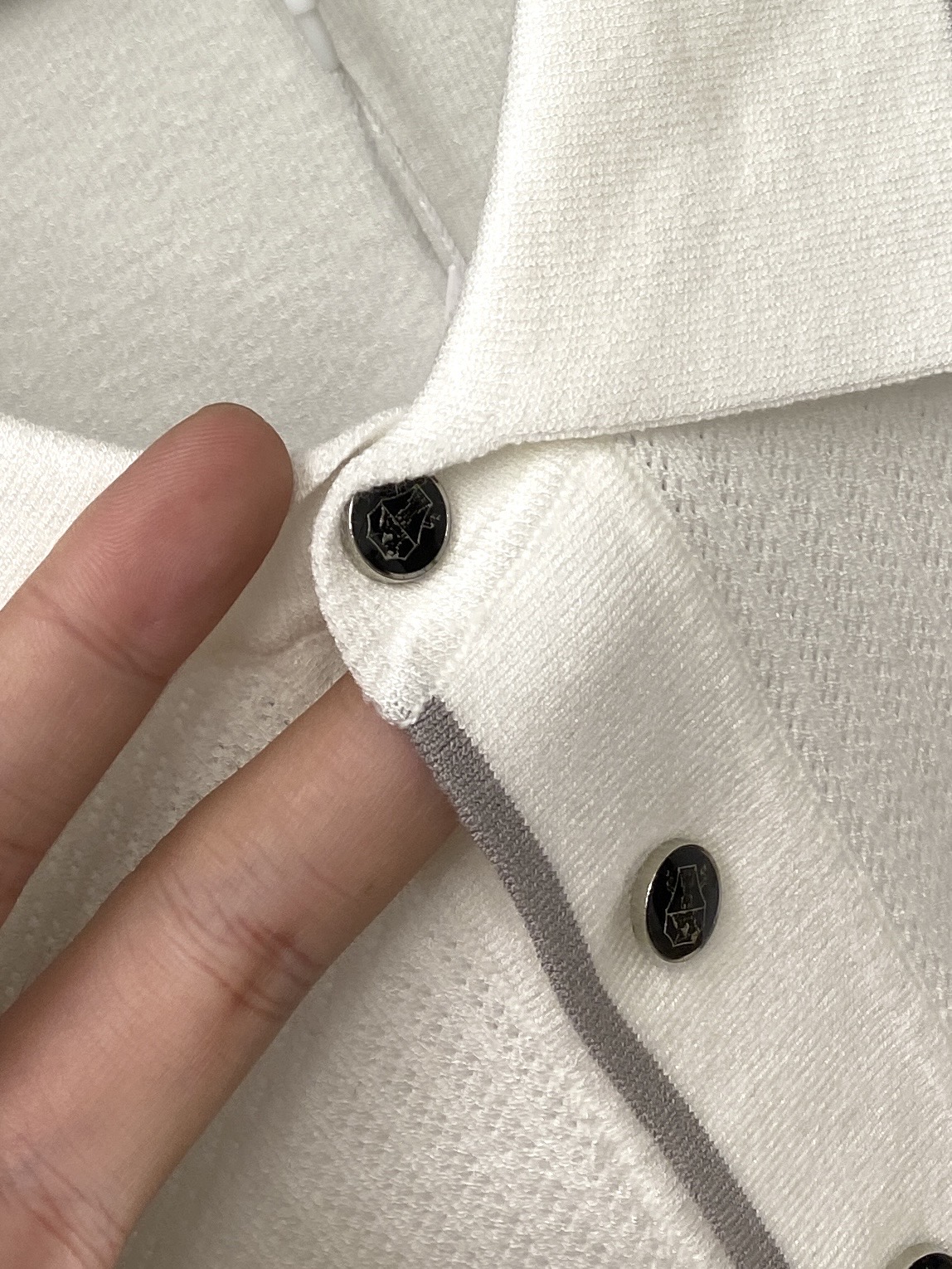 Brunello Cucinelli、2025最新款针织短袖T恤，帅气时尚，胸前精致刺绣图案logo，简