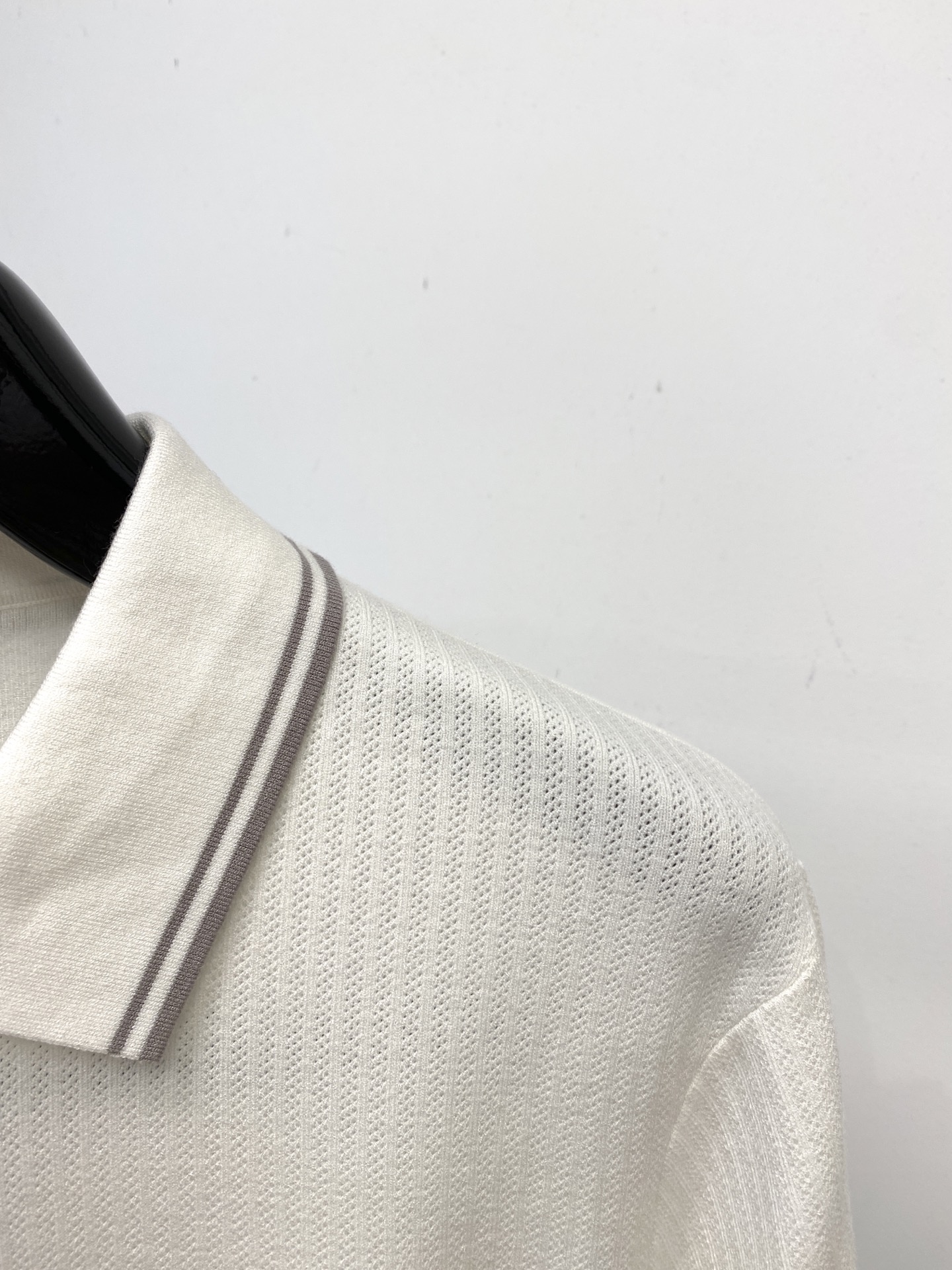 Brunello Cucinelli、2025最新款针织短袖T恤，帅气时尚，胸前精致刺绣图案logo，简