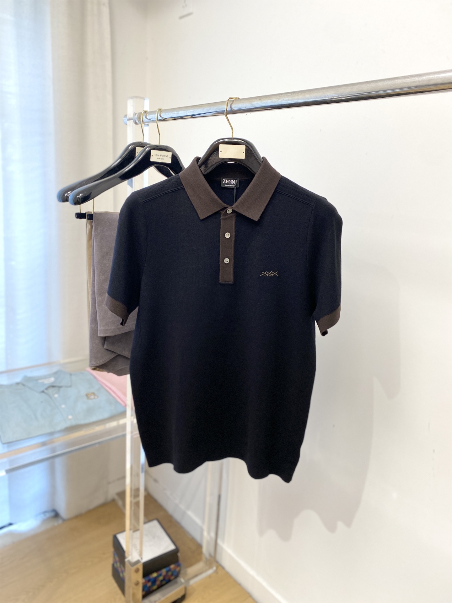 NO:563590,Zegna, the latest 2025 knitted short-sleeved T-shirt, handsome and fashionable, with exquisite embroidered logo on the chest, simple and versatile. The fabric cotton is not only crisp and maintains the trendy silhouette, but also comfortable to wear, and the yarn is more delicate. Size M-3XL,,zegna,T-shirt,tees,t-shirt,alexander wang19860909杰尼亚、2025最新款针织短袖T恤,帅气时尚,胸前精致刺绣图案logo,简约百搭款.面料棉 不仅挺括,保持潮流的廓形,又穿着舒适,纱织更细腻,码数M-3XL,,zegna,T-shirt,tees，t-shirt,alexander wang,Men's clothing