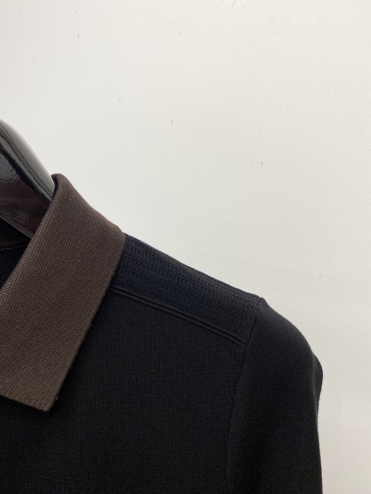 杰尼亚、2025最新款针织短袖T恤，帅气时尚，胸前精致刺绣图案logo，简约百搭款。面料棉 不仅挺括，保