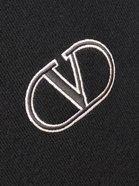 华伦天奴、2025最新款针织短袖T恤，帅气时尚，胸前精致刺绣图案logo，简约百搭款。面料棉 不仅挺括，