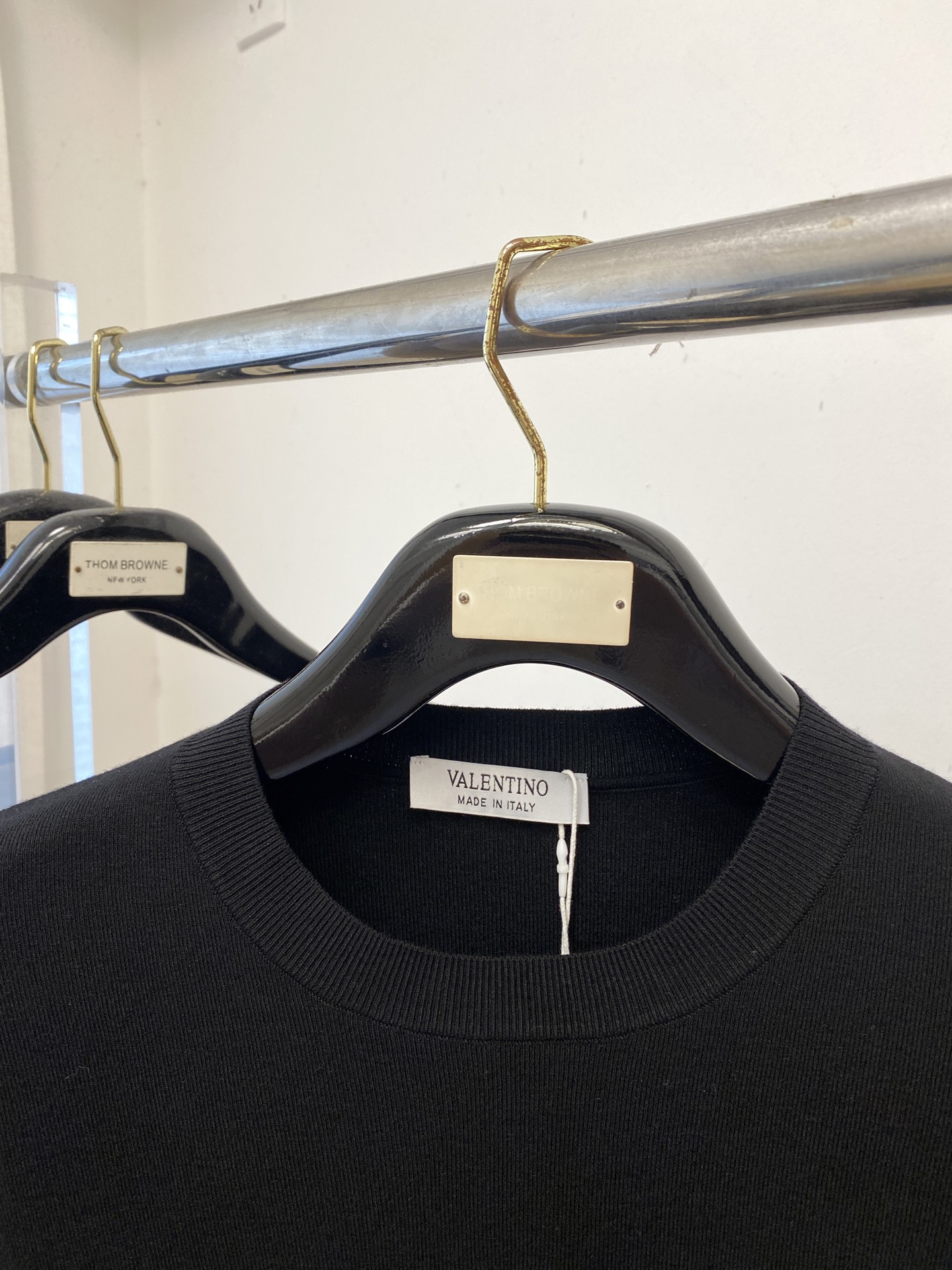 华伦天奴、2025最新款针织短袖T恤，帅气时尚，胸前精致刺绣图案logo，简约百搭款。面料棉 不仅挺括，