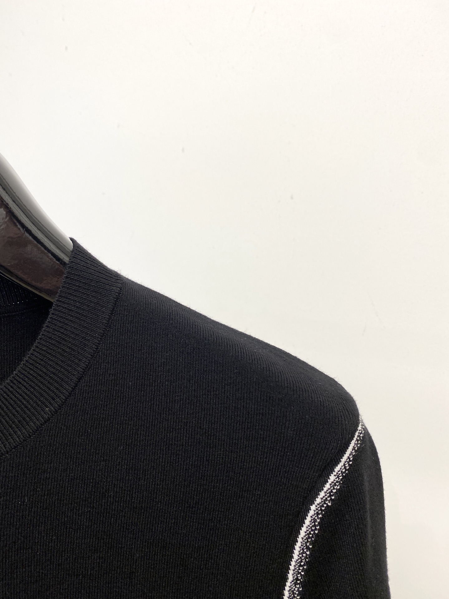 华伦天奴、2025最新款针织短袖T恤，帅气时尚，胸前精致刺绣图案logo，简约百搭款。面料棉 不仅挺括，