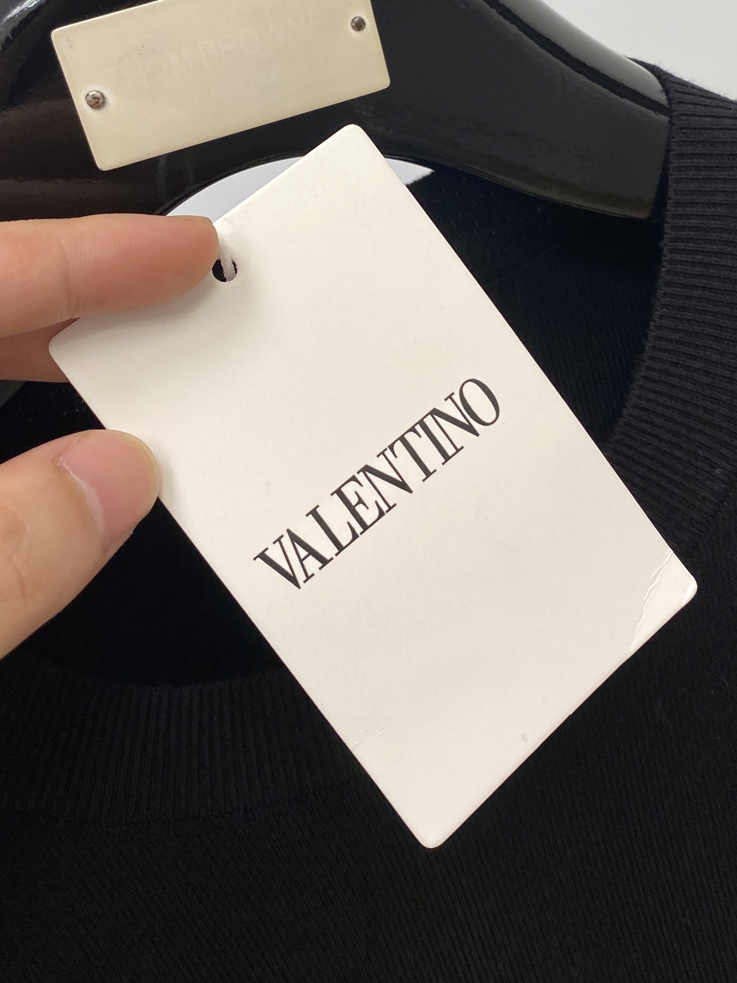 华伦天奴、2025最新款针织短袖T恤，帅气时尚，胸前精致刺绣图案logo，简约百搭款。面料棉 不仅挺括，