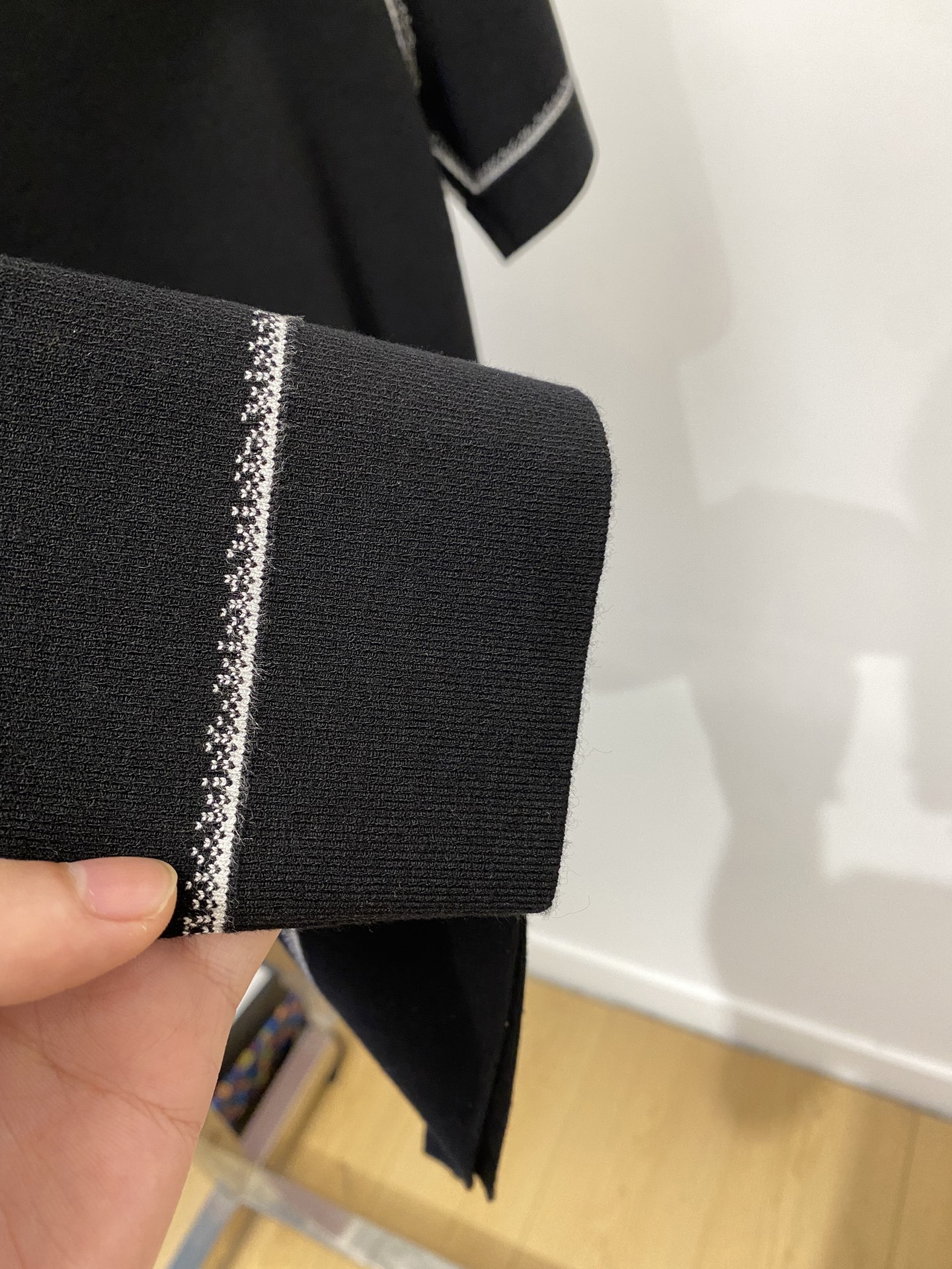 华伦天奴、2025最新款针织短袖T恤，帅气时尚，胸前精致刺绣图案logo，简约百搭款。面料棉 不仅挺括，