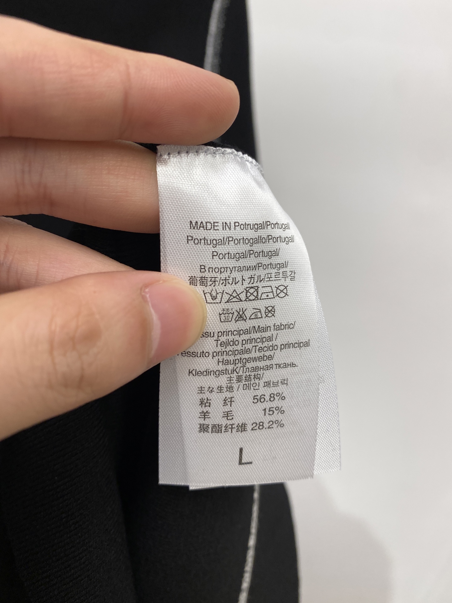 华伦天奴、2025最新款针织短袖T恤，帅气时尚，胸前精致刺绣图案logo，简约百搭款。面料棉 不仅挺括，