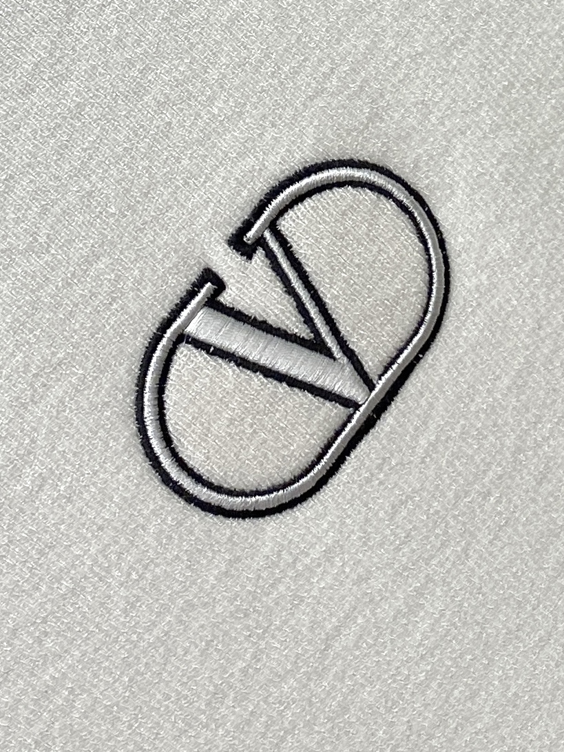 华伦天奴、2025最新款针织短袖T恤，帅气时尚，胸前精致刺绣图案logo，简约百搭款。面料棉 不仅挺括，