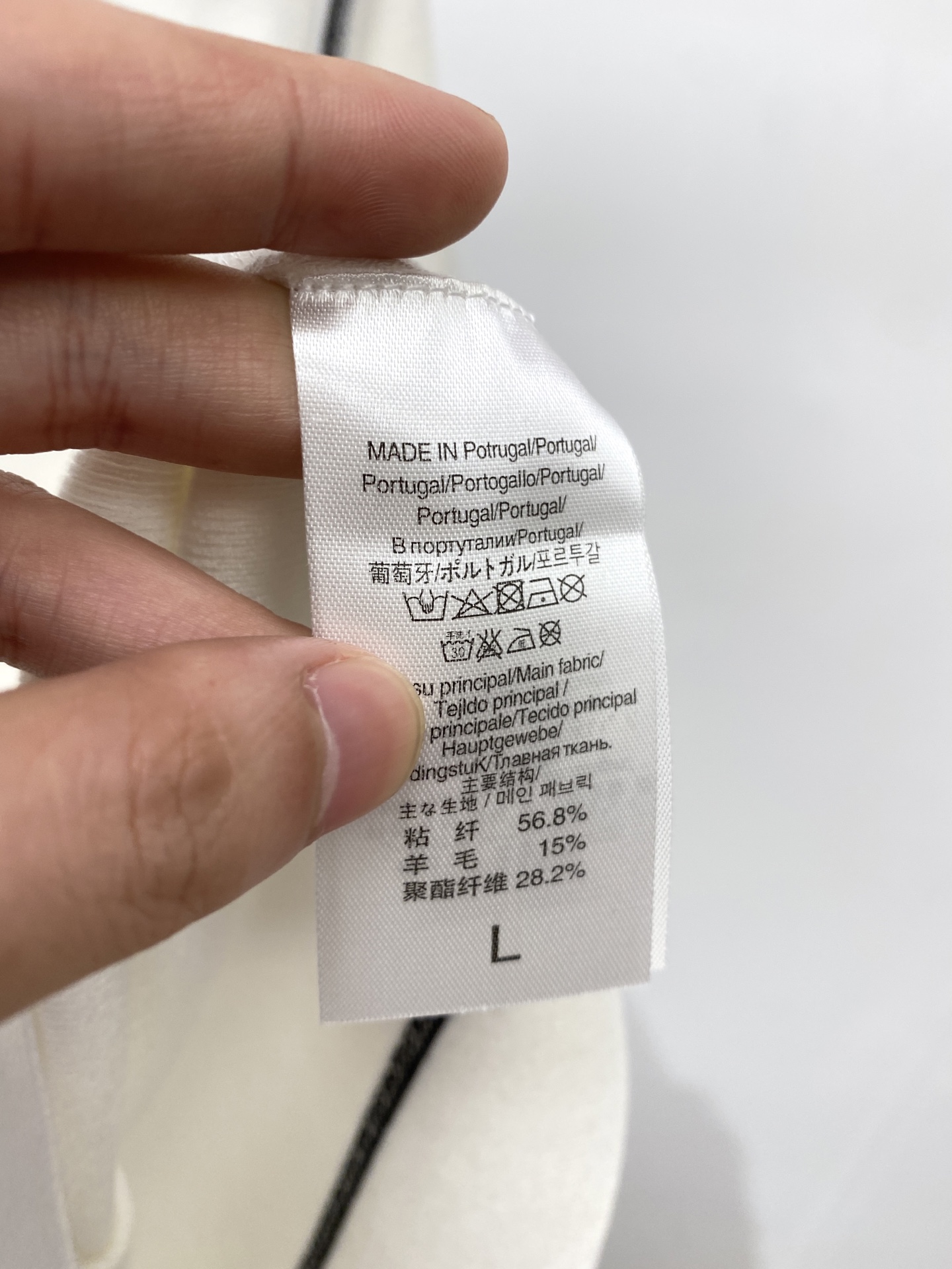 华伦天奴、2025最新款针织短袖T恤，帅气时尚，胸前精致刺绣图案logo，简约百搭款。面料棉 不仅挺括，