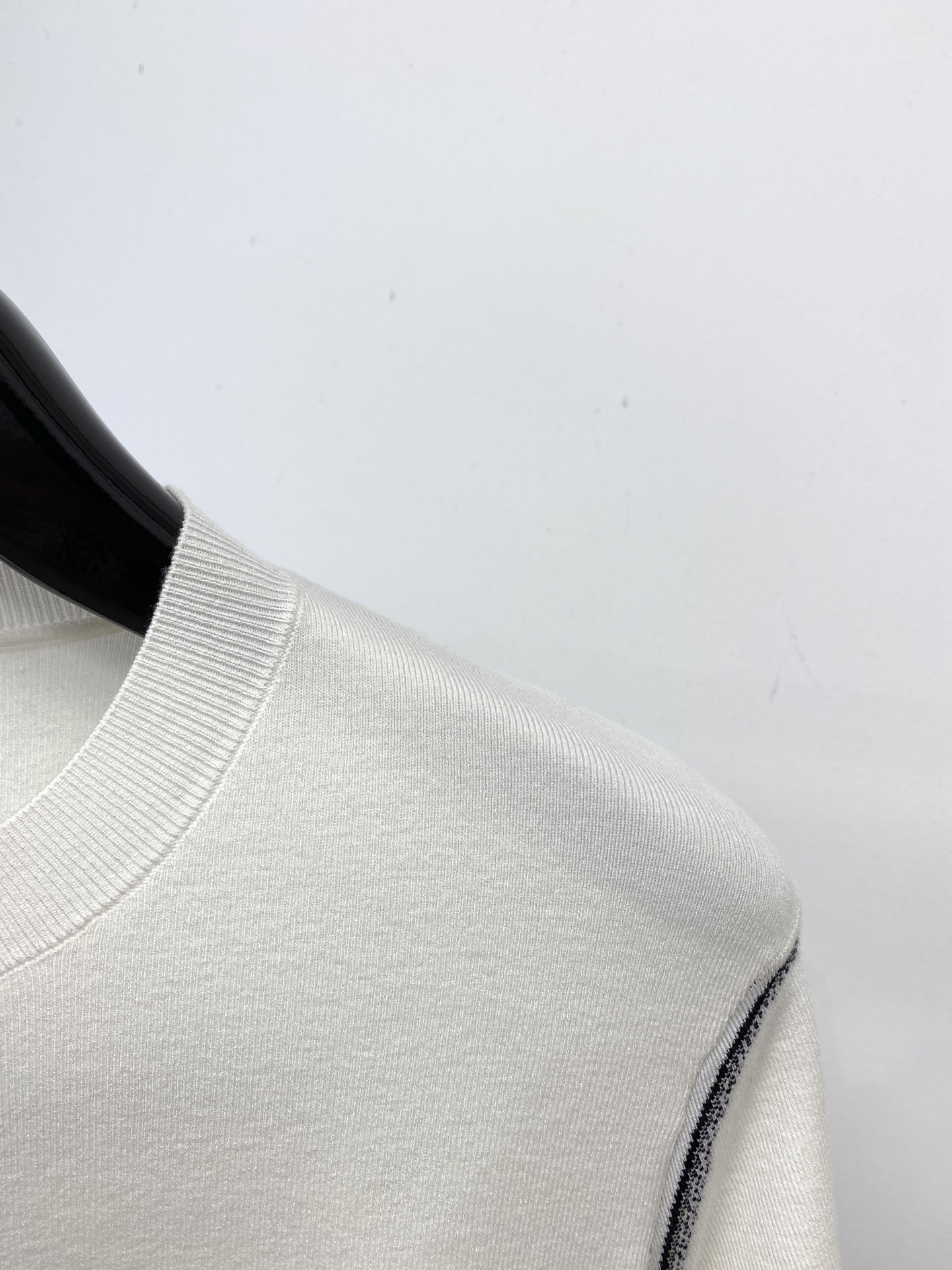 华伦天奴、2025最新款针织短袖T恤，帅气时尚，胸前精致刺绣图案logo，简约百搭款。面料棉 不仅挺括，