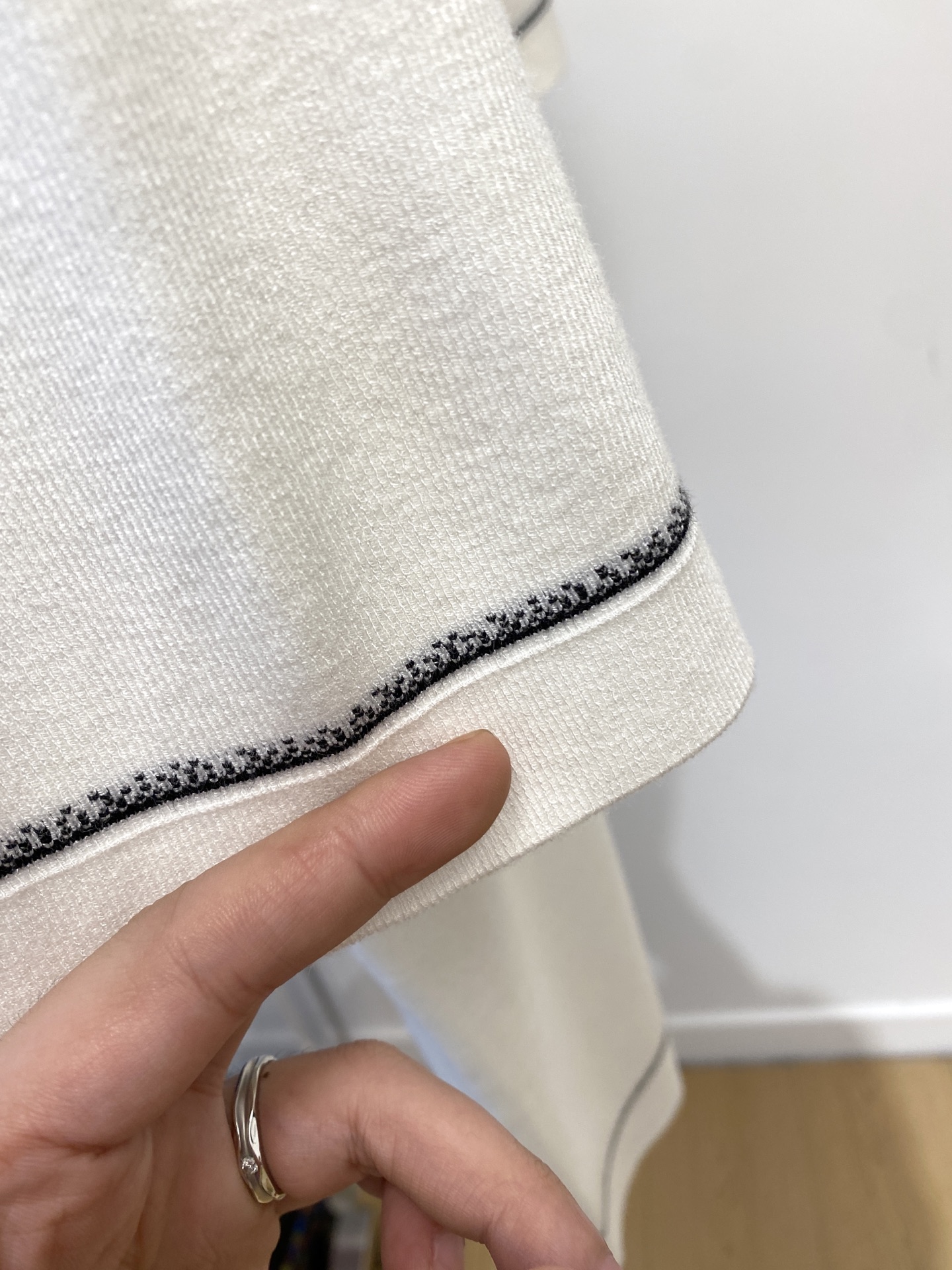 华伦天奴、2025最新款针织短袖T恤，帅气时尚，胸前精致刺绣图案logo，简约百搭款。面料棉 不仅挺括，