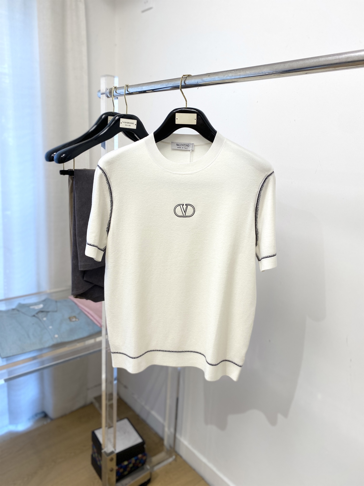 华伦天奴、2025最新款针织短袖T恤，帅气时尚，胸前精致刺绣图案logo，简约百搭款。面料棉 不仅挺括，