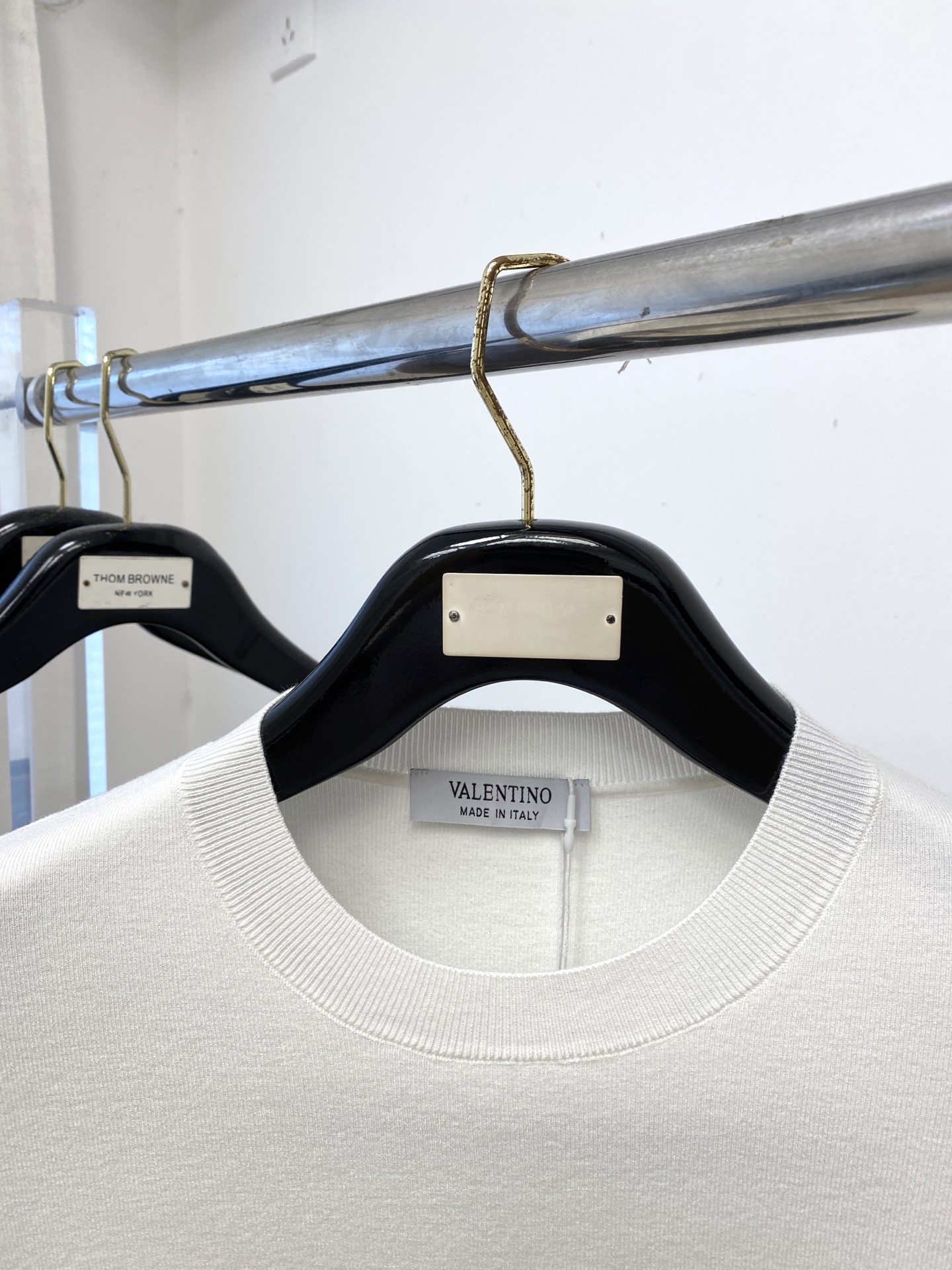 华伦天奴、2025最新款针织短袖T恤，帅气时尚，胸前精致刺绣图案logo，简约百搭款。面料棉 不仅挺括，