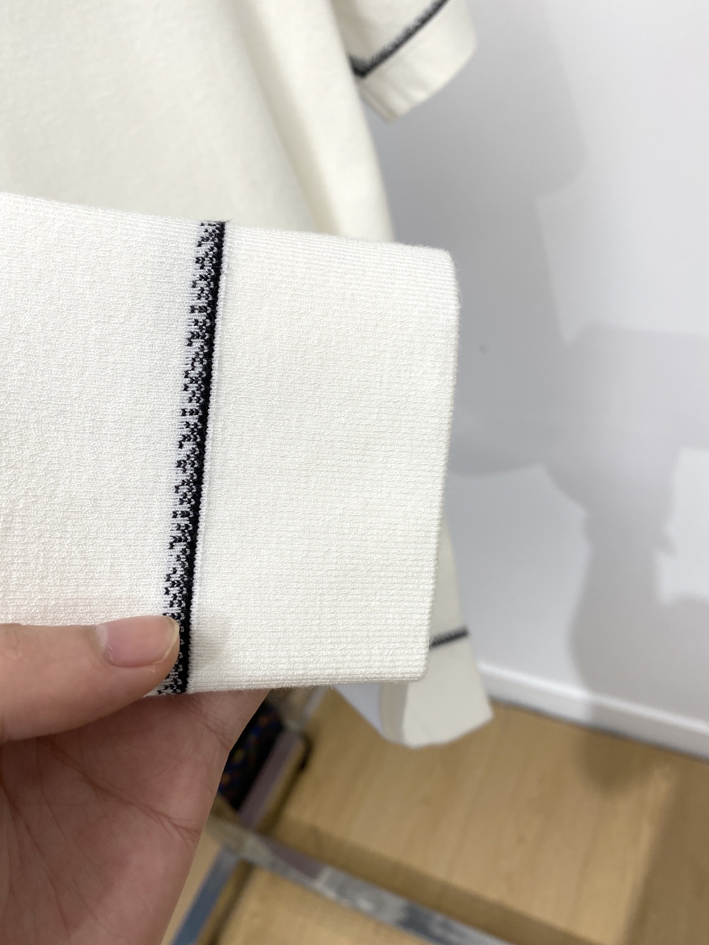 华伦天奴、2025最新款针织短袖T恤，帅气时尚，胸前精致刺绣图案logo，简约百搭款。面料棉 不仅挺括，