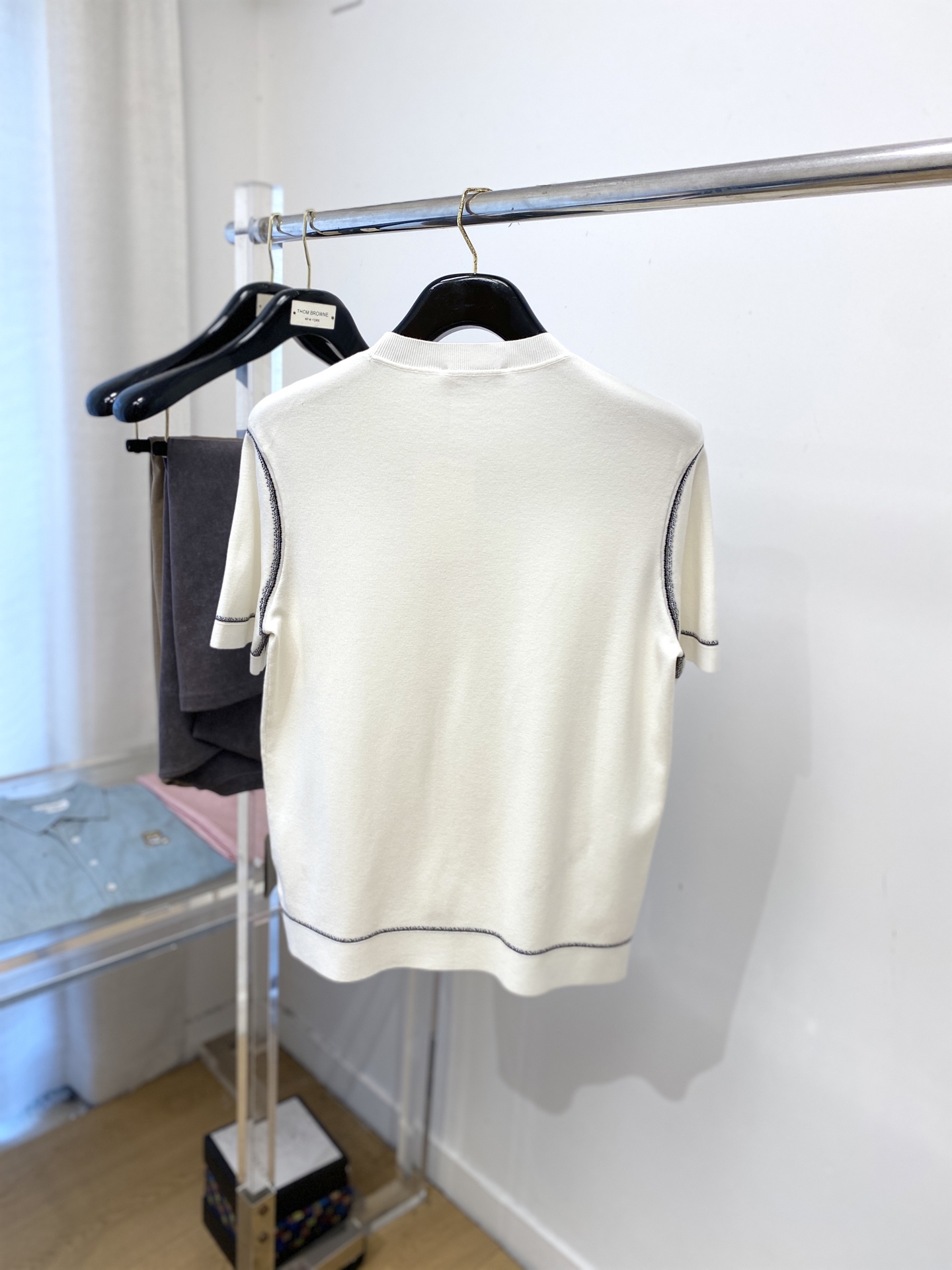 华伦天奴、2025最新款针织短袖T恤，帅气时尚，胸前精致刺绣图案logo，简约百搭款。面料棉 不仅挺括，