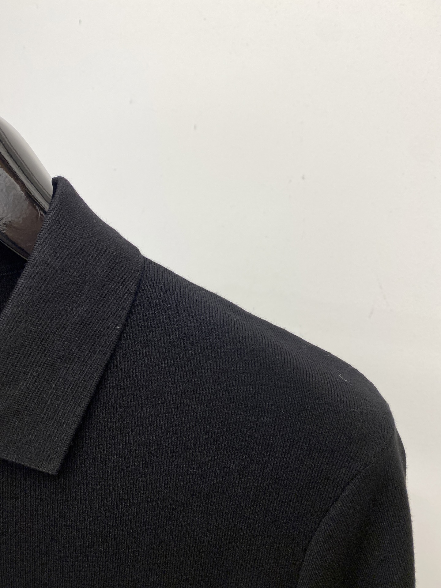 lP🆕、2025最新款针织短袖T恤，帅气时尚，胸前精致刺绣字母logo，简约百搭款。面料棉 不仅挺括，保